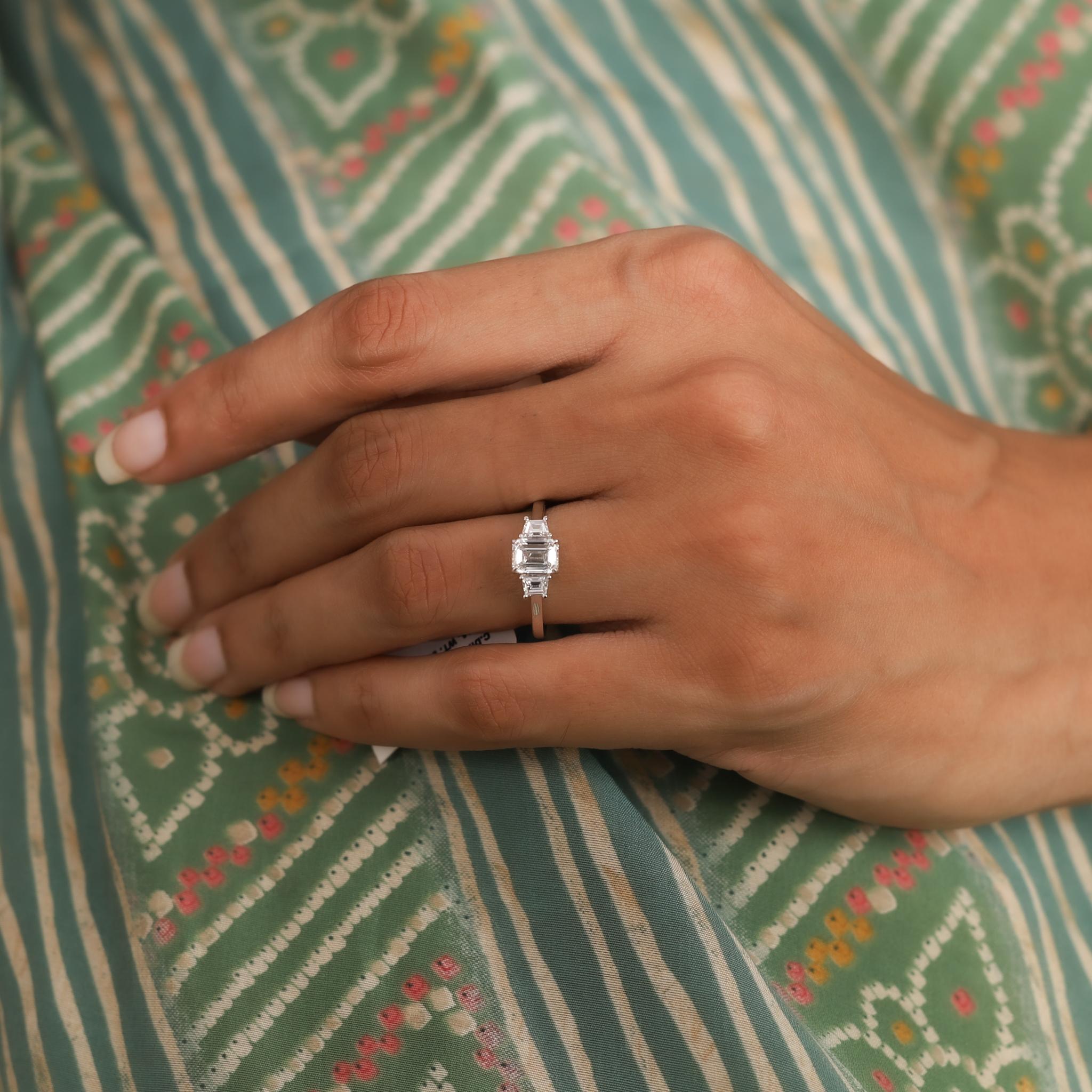 GIA Report Certified Emerald Cut E VS, 1 carat Diamond Ring 18k White Gold en vente 4