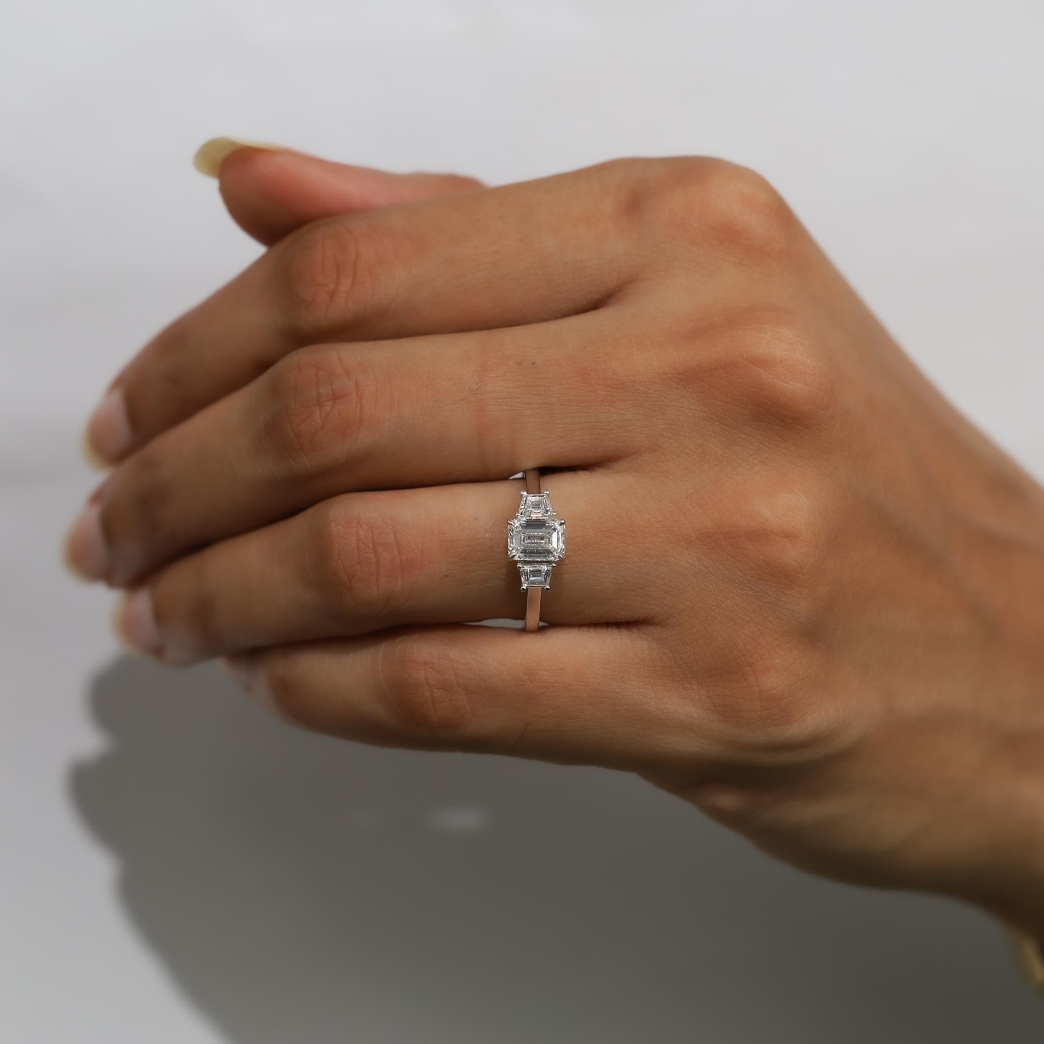 GIA Report Certified Emerald Cut E VS, 1 carat Diamond Ring 18k White Gold Pour femmes en vente