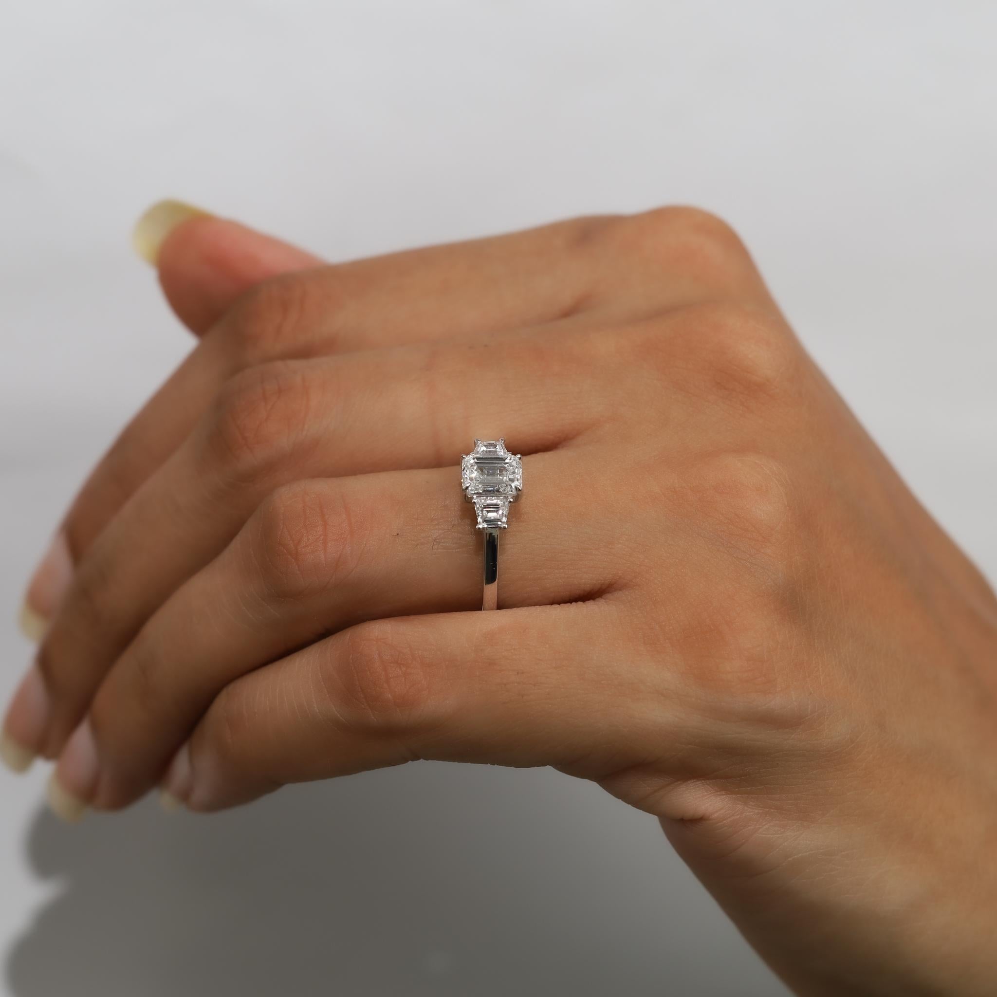 GIA Report Certified Emerald Cut E VS, 1 carat Diamond Ring 18k White Gold en vente 1