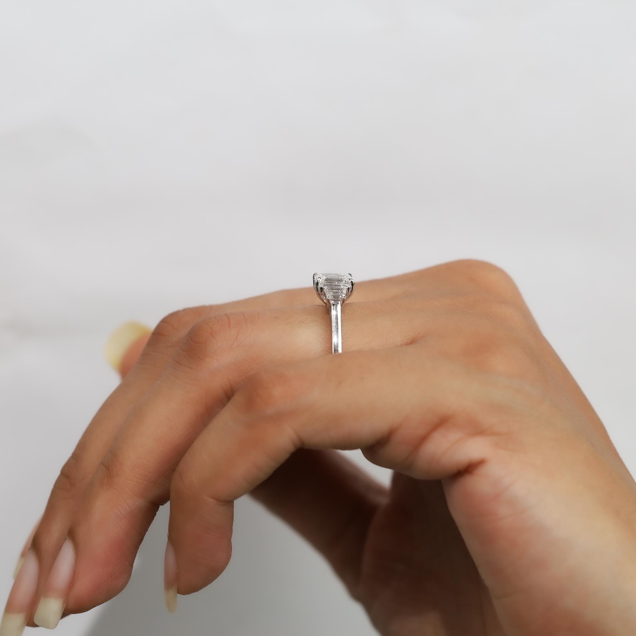 GIA Report Certified Emerald Cut E VS, 1 carat Diamond Ring 18k White Gold en vente 2