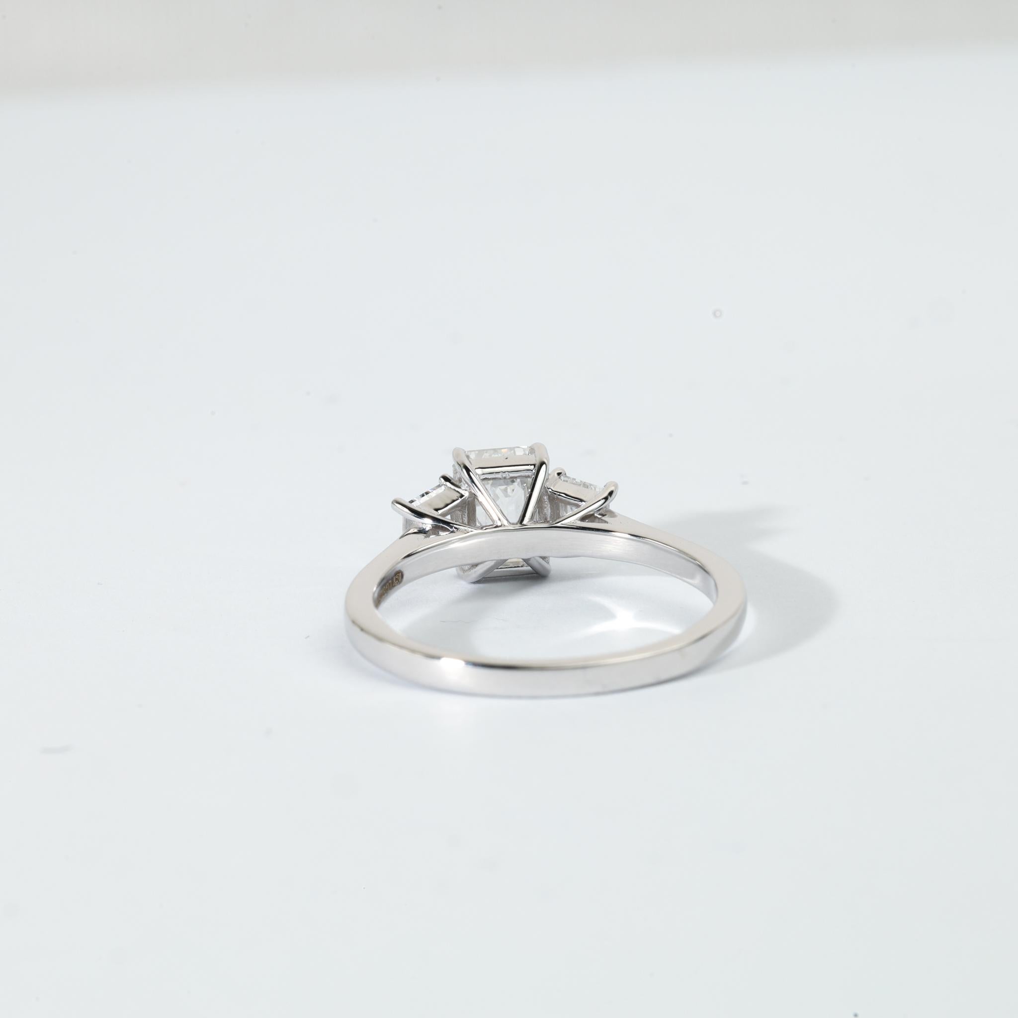 Art Déco Anello di fidanzamento a tre pietre con diamante smeraldo certificato GIA 1ct in platino 950 in vendita