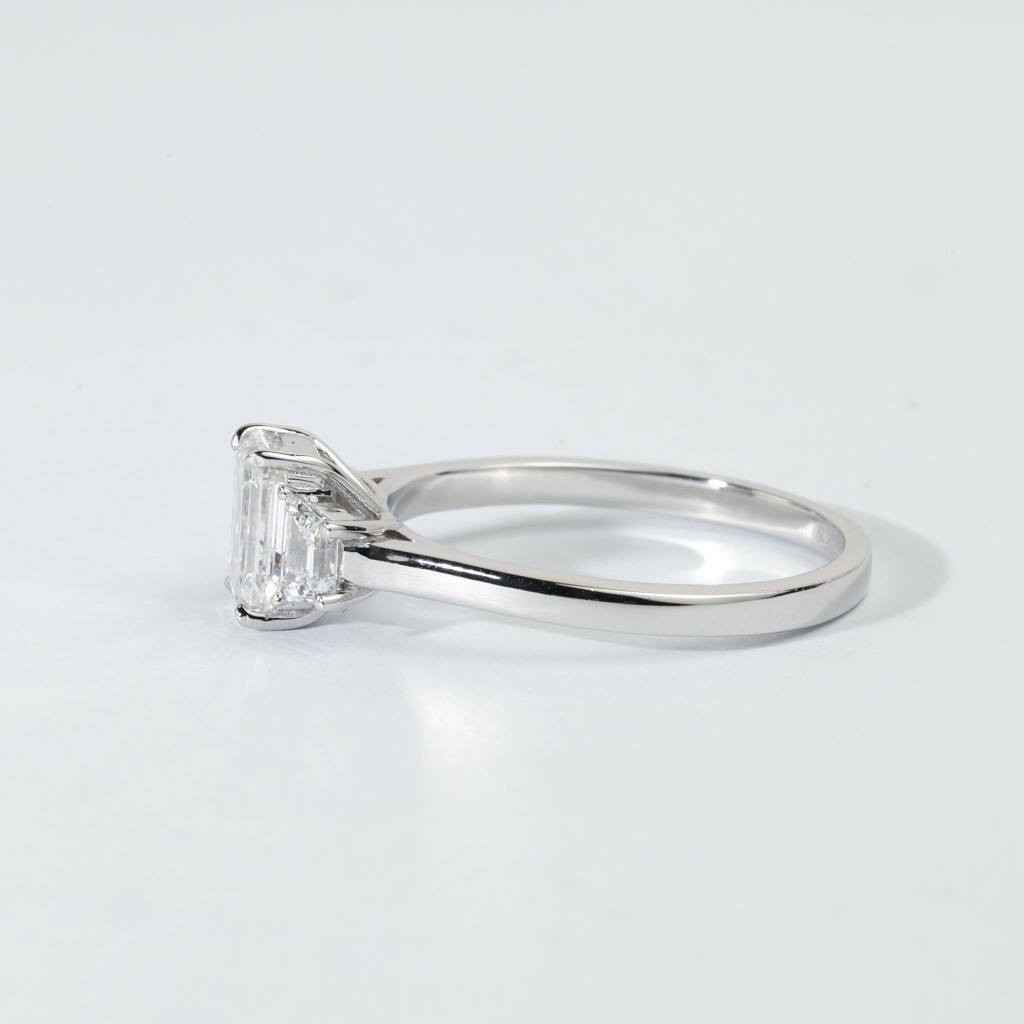 Taglio smeraldo Anello di fidanzamento a tre pietre con diamante smeraldo certificato GIA 1ct in platino 950 in vendita