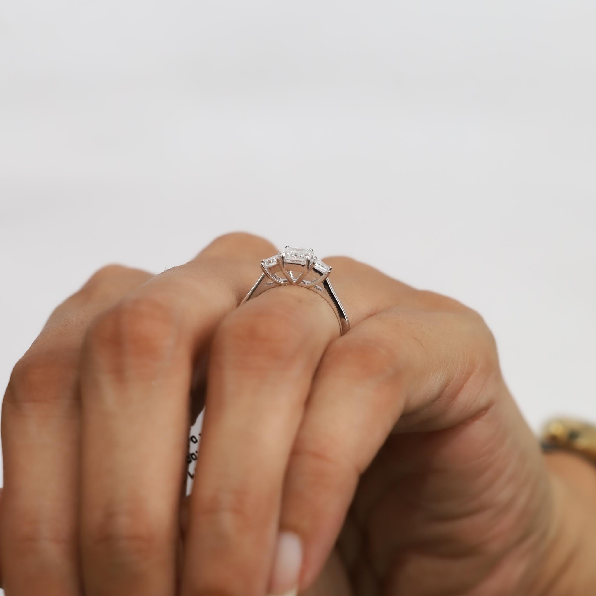 Anello di fidanzamento a tre pietre con diamante smeraldo certificato GIA 1ct in platino 950 in vendita 3
