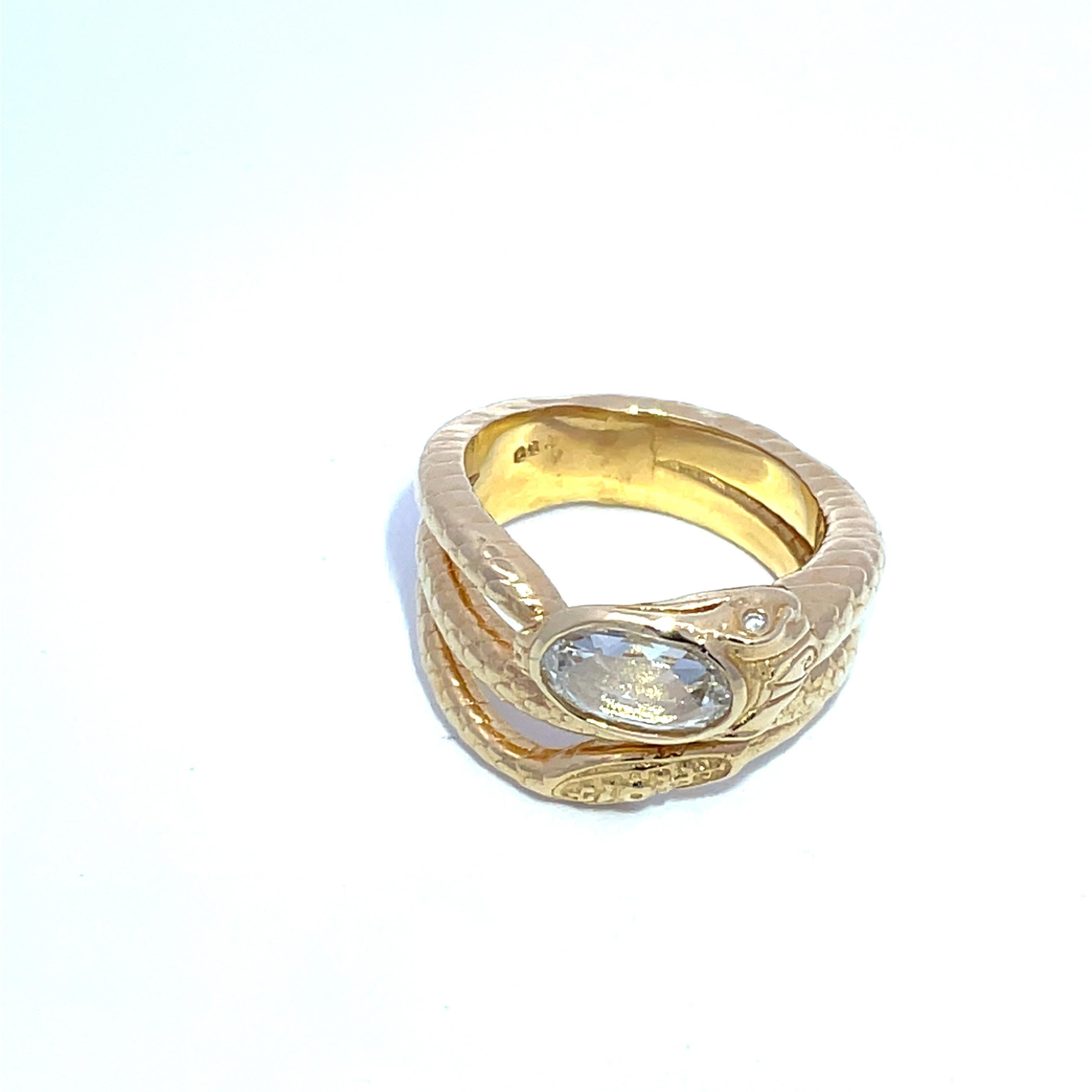Abbraccia il fascino della natura selvaggia con il nostro splendido anello Snake Cocktail in oro giallo 18 carati, un vero e proprio pezzo forte che emana eleganza e raffinatezza. Questo squisito anello di moda presenta un design a serpente