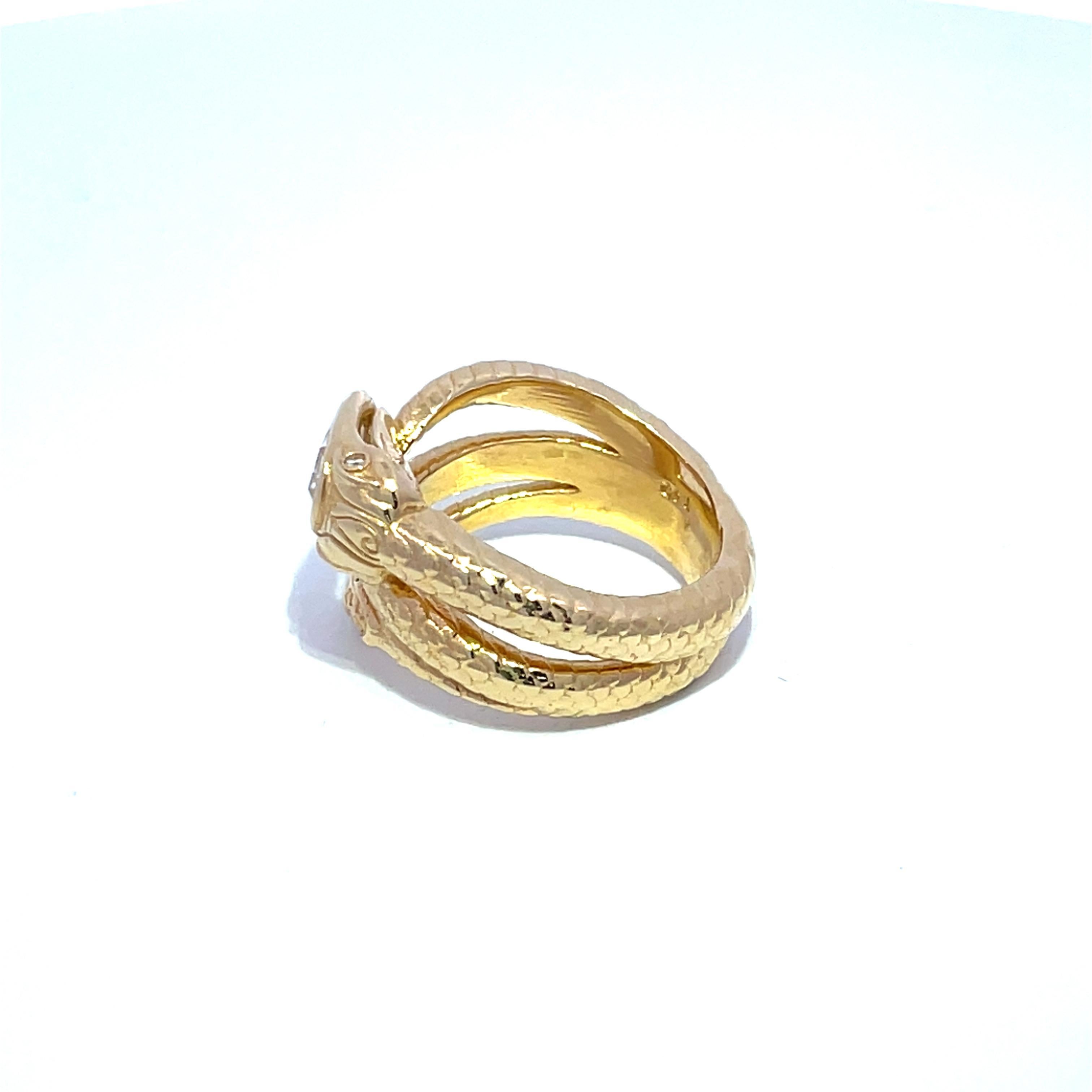Moderno Anello a serpente in oro giallo 18k con diamante ovale certificato GIA 1ct F VS1 in vendita
