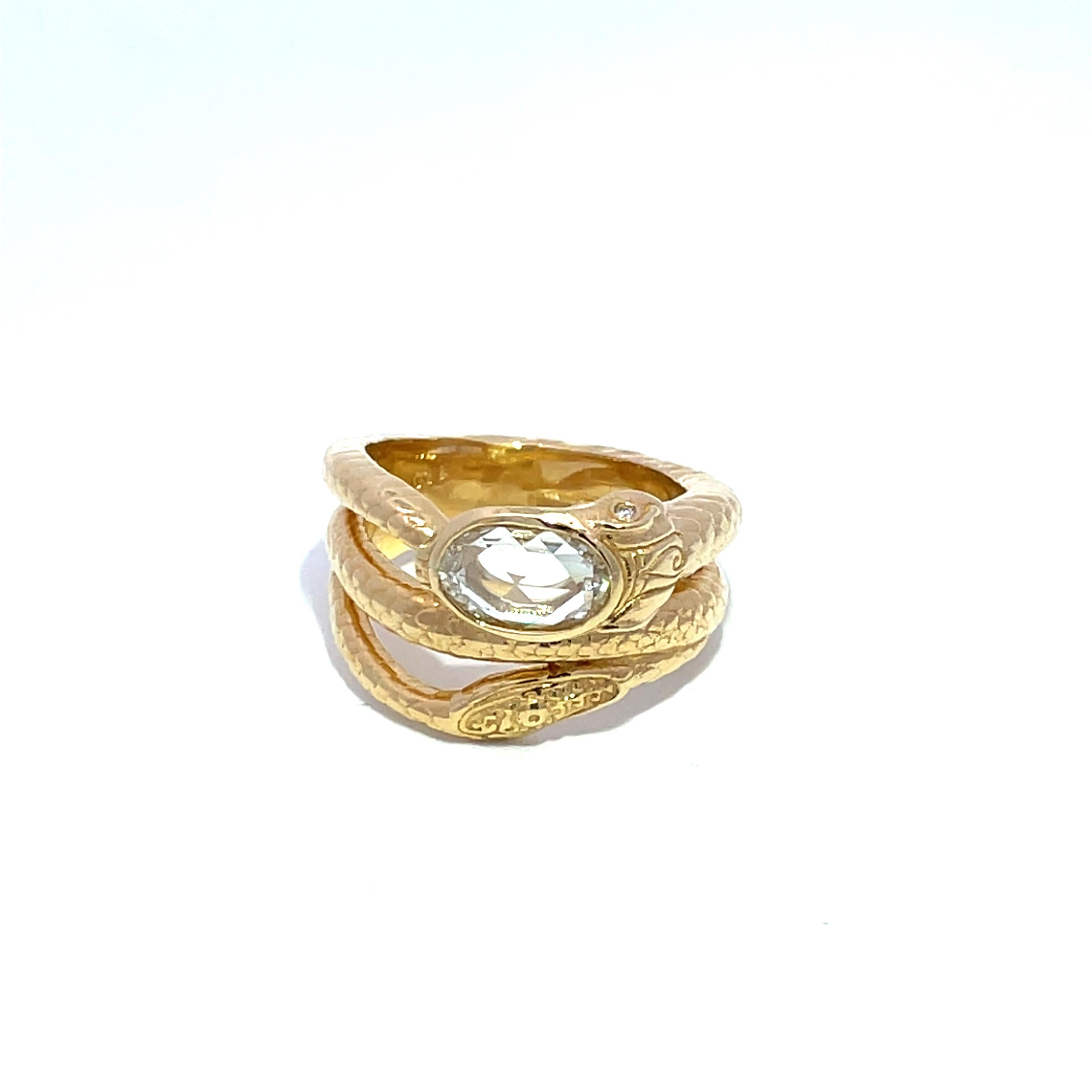 Taglio ovale Anello a serpente in oro giallo 18k con diamante ovale certificato GIA 1ct F VS1 in vendita