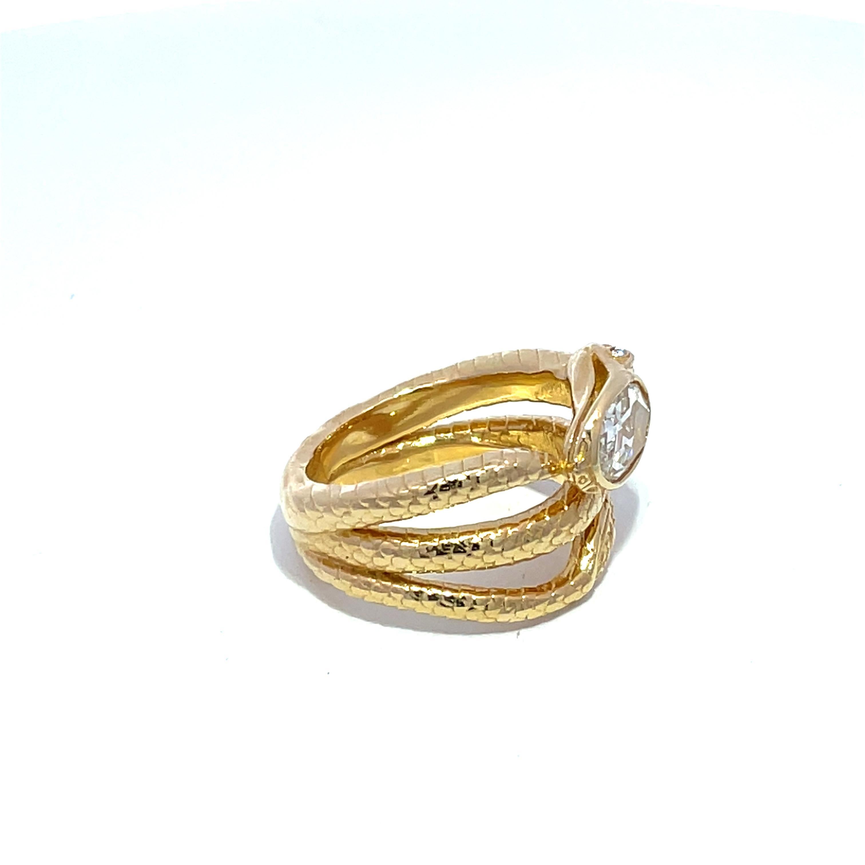 da uomo o donna Anello a serpente in oro giallo 18k con diamante ovale certificato GIA 1ct F VS1 in vendita