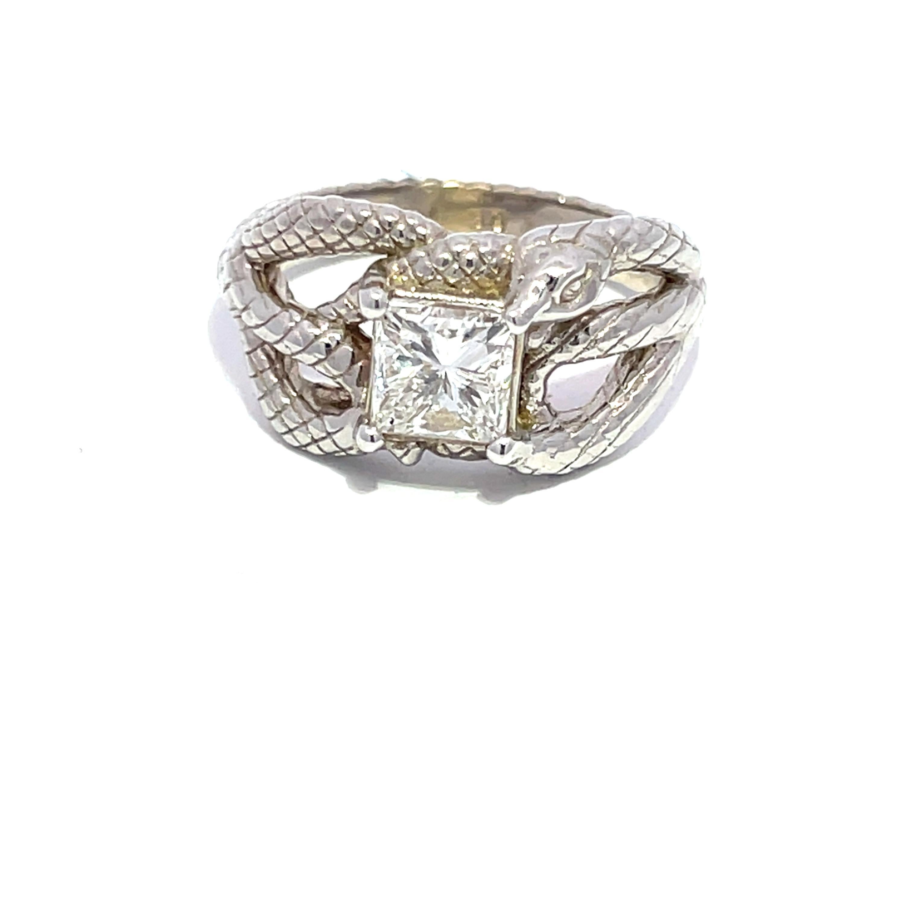 Abbraccia il fascino dell'eleganza con il nostro splendido anello con diamante a forma di serpente in oro bianco 18 carati. Questo squisito anello di moda presenta un affascinante diamante da 1ct G VS2, certificato dalla prestigiosa GIA (numero di