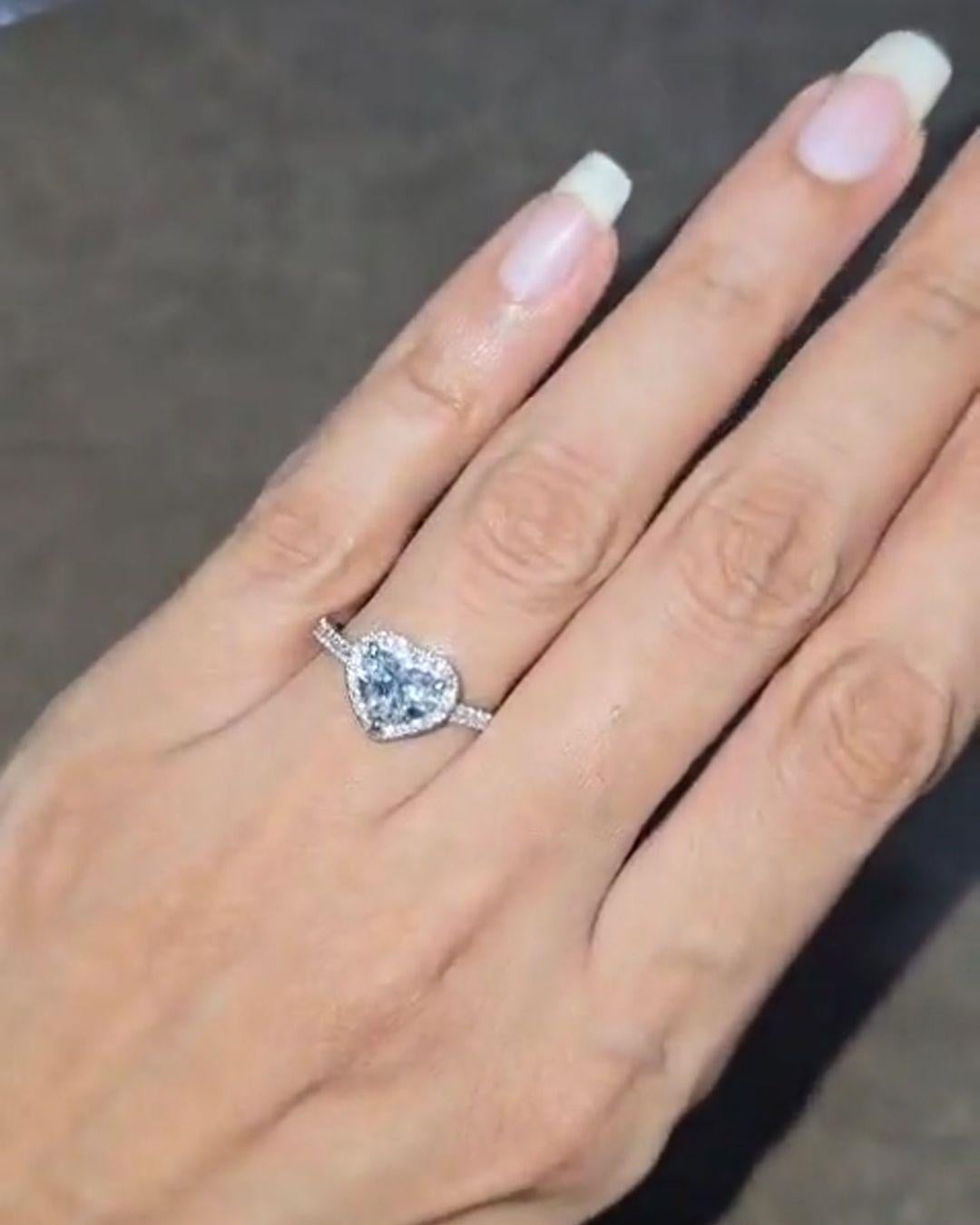 Donna Rapporto GIA Certificato Heart Cut E VS 1 Carat Diamond Halo Ring 18k E. White in vendita