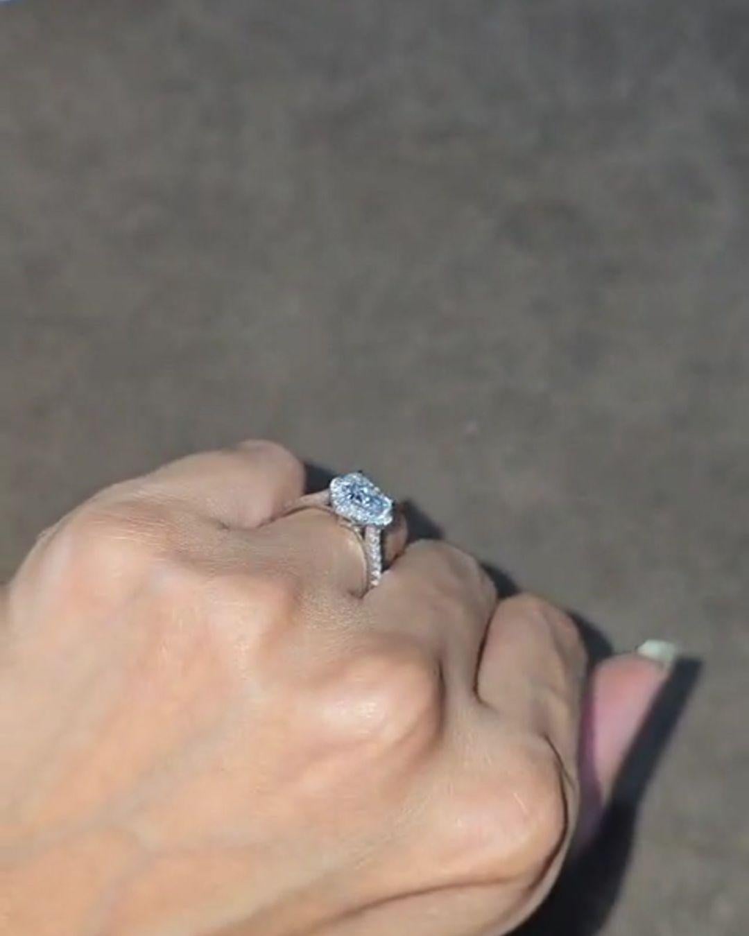 Rapporto GIA Certificato Heart Cut E VS 1 Carat Diamond Halo Ring 18k E. White in vendita 1