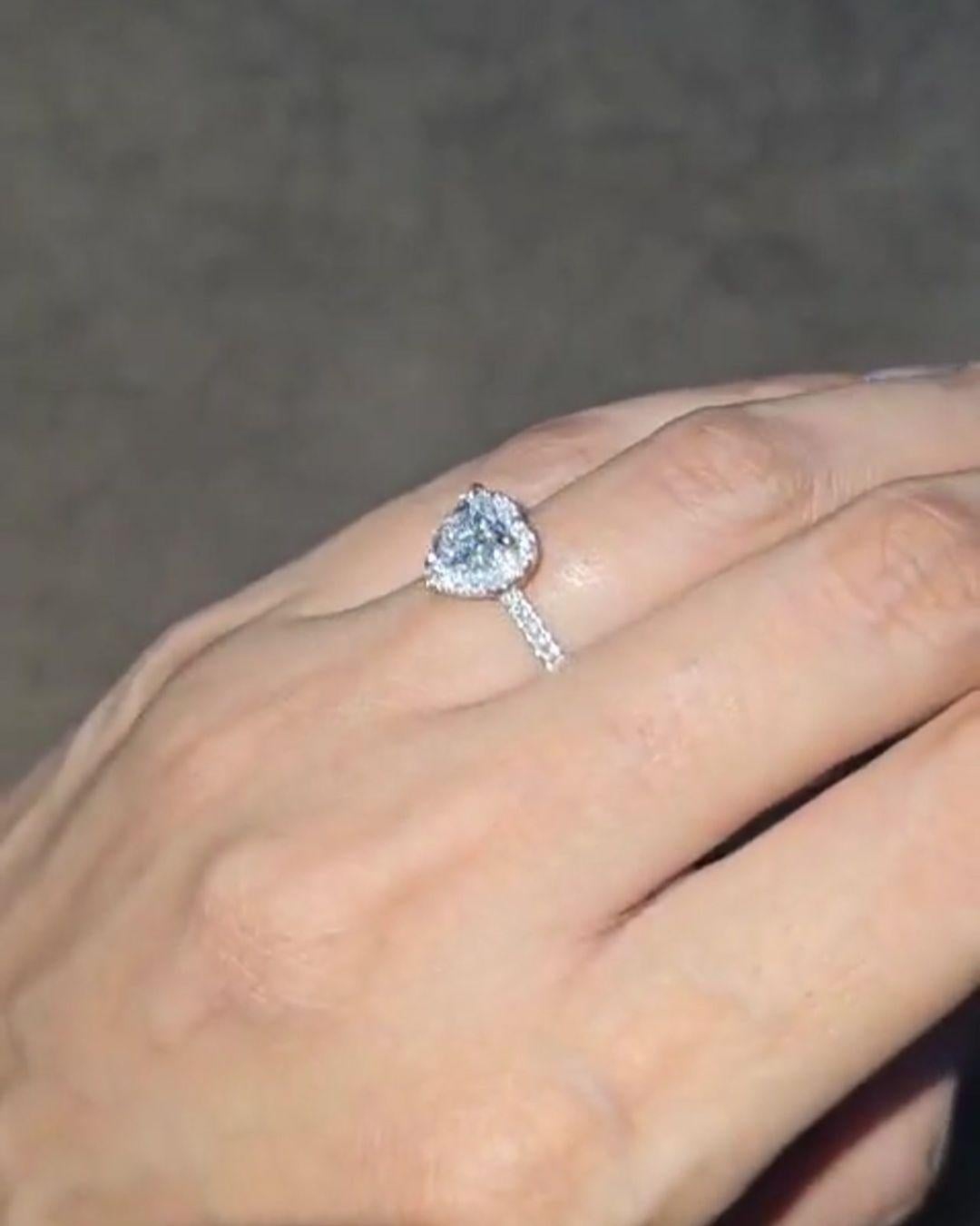 Rapporto GIA Certificato Heart Cut E VS 1 Carat Diamond Halo Ring 18k E. White in vendita 2