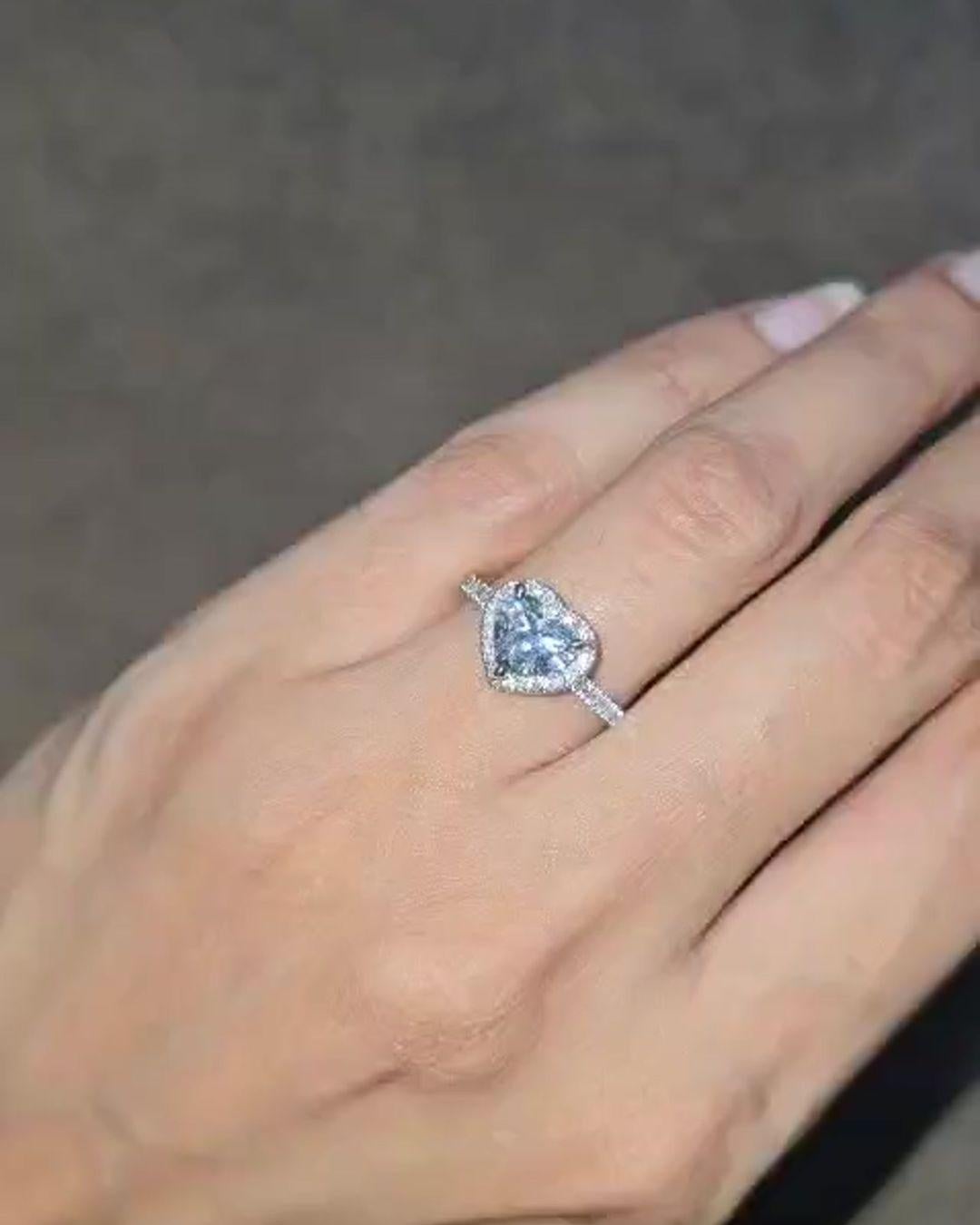 Rapporto GIA Certificato Heart Cut E VS 1 Carat Diamond Halo Ring 18k E. White in vendita 3