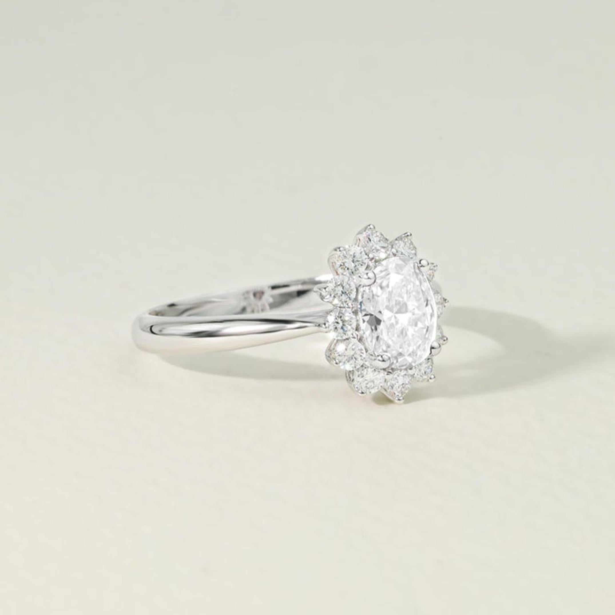 Rapporto GIA Certificato 1 Carato E VS Diamante Taglio Ovale 18k Anello di fidanzamento aureolato in vendita 3