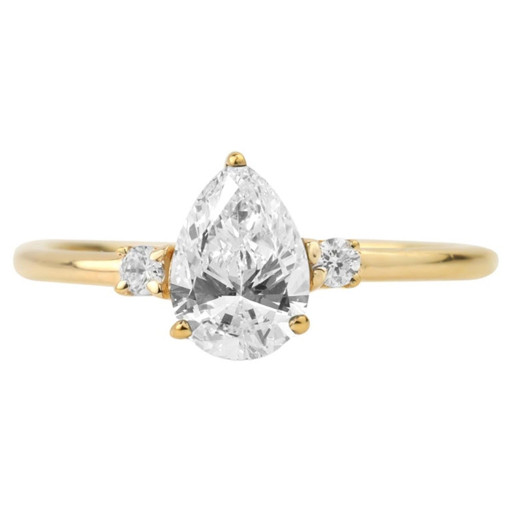 GIA Certified 1ct Pear-Cut Diamond Three-Stone Engagement Ring in 18K YellowGold (Bague de fiançailles à trois pierres en or jaune 18 carats) Neuf - En vente à Jaipur, RJ
