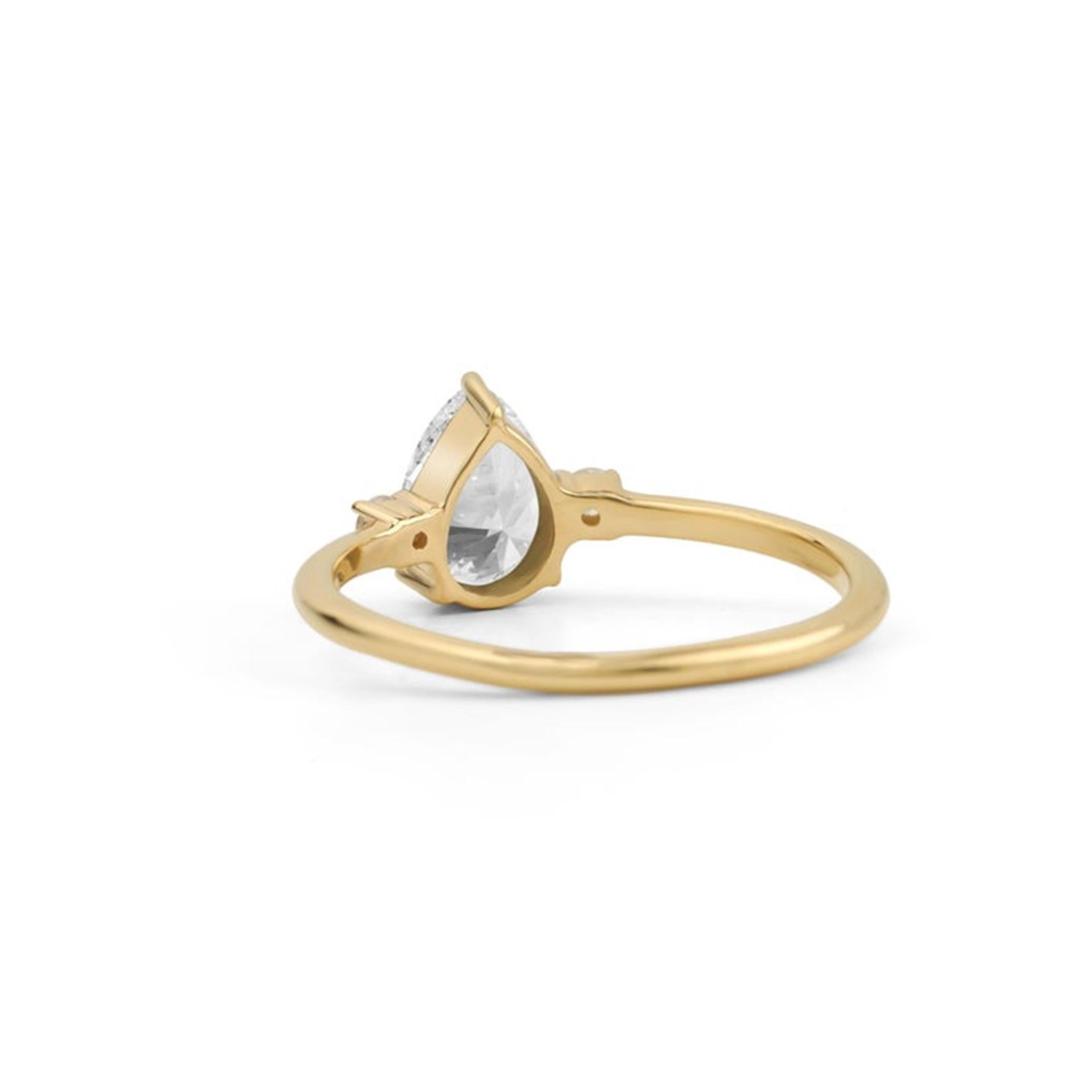 GIA Certified 1ct Pear-Cut Diamond Three-Stone Engagement Ring in 18K YellowGold (Bague de fiançailles à trois pierres en or jaune 18 carats) Pour femmes en vente