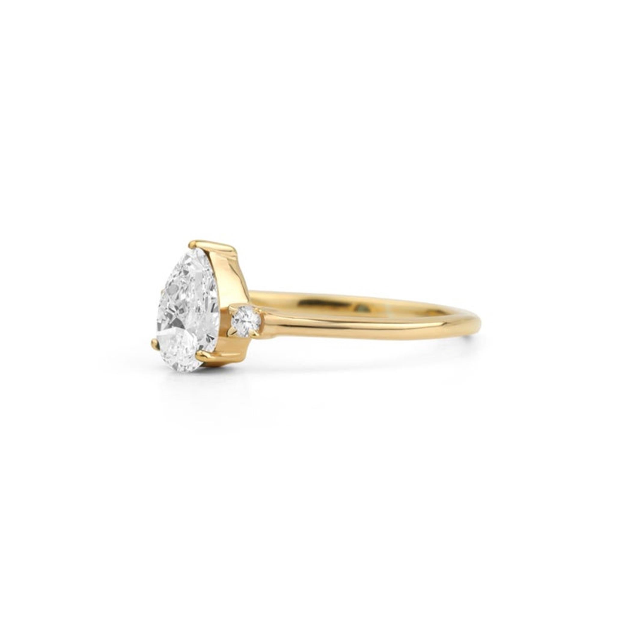 GIA Certified 1ct Pear-Cut Diamond Three-Stone Engagement Ring in 18K YellowGold (Bague de fiançailles à trois pierres en or jaune 18 carats) en vente 1