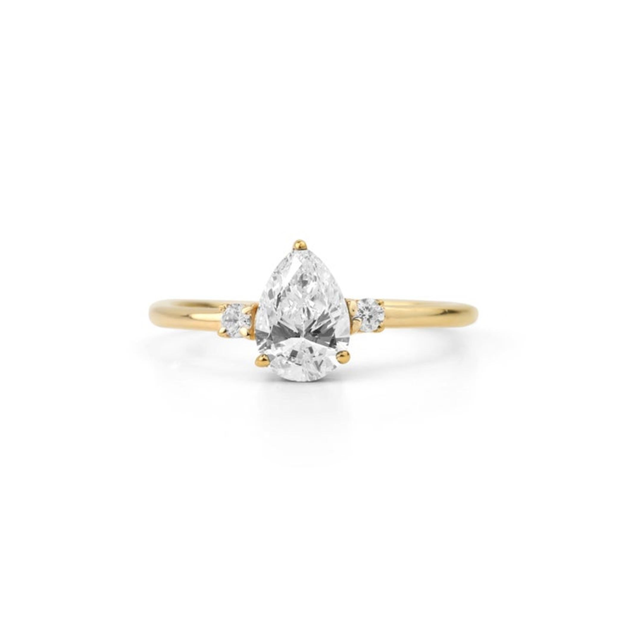 GIA Certified 1ct Pear-Cut Diamond Three-Stone Engagement Ring in 18K YellowGold (Bague de fiançailles à trois pierres en or jaune 18 carats) en vente 2