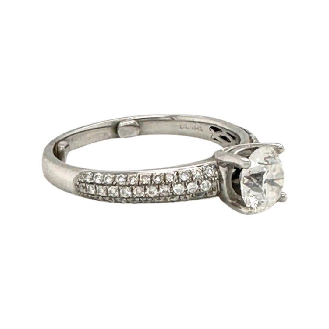 Stile: Anello di fidanzamento 
Metallo: Oro bianco 
Purezza del metallo: 18K
Pietre: 1 diamante centrale, 66 diamanti laterali
Peso in carati della pietra centrale: 1 carato
Colore della pietra centrale: E
Chiarezza della pietra centrale: I1
Peso in