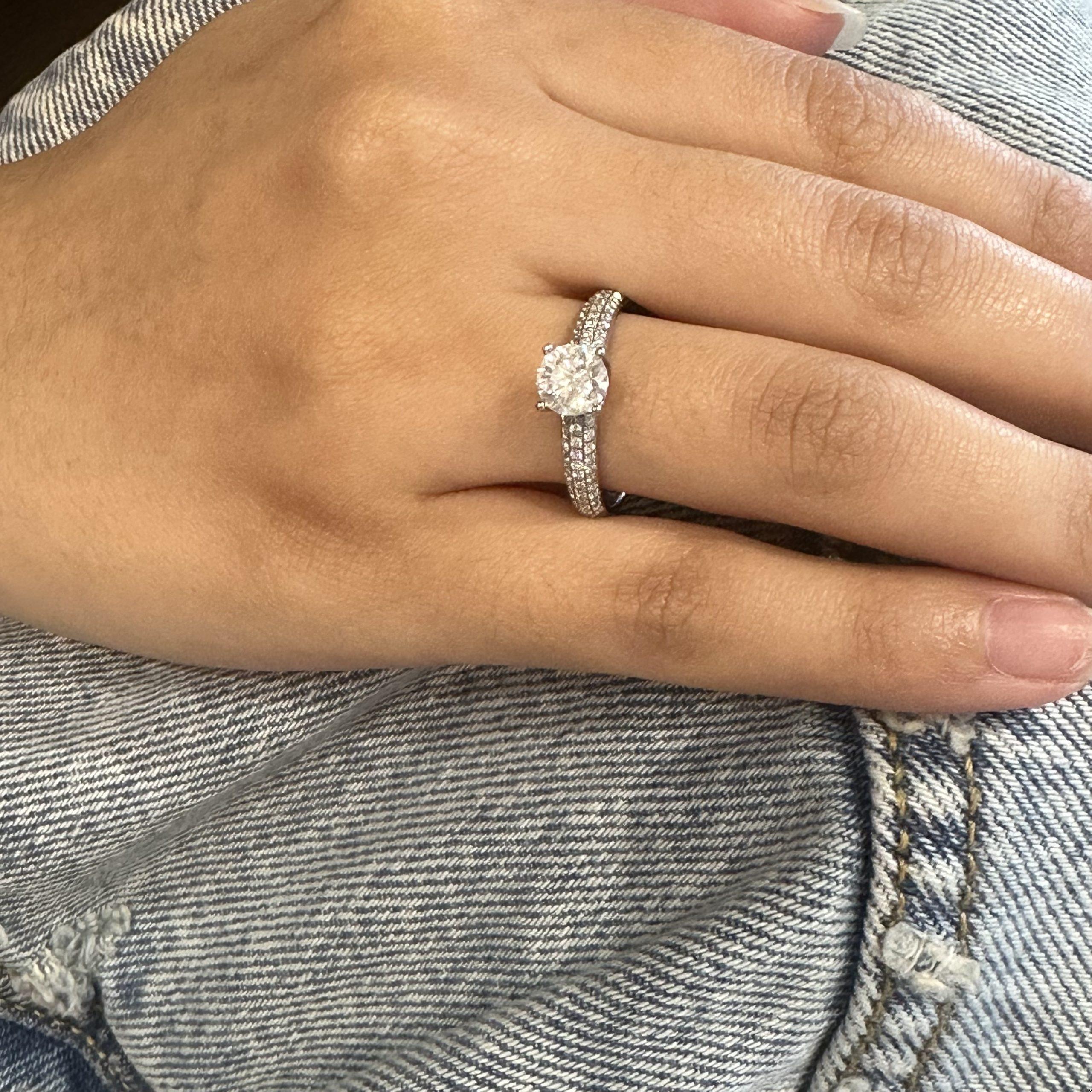 Taglio rotondo Anello di fidanzamento con diamante rotondo certificato GIA da 1 centesimo in oro bianco 18 carati, misurabile in vendita