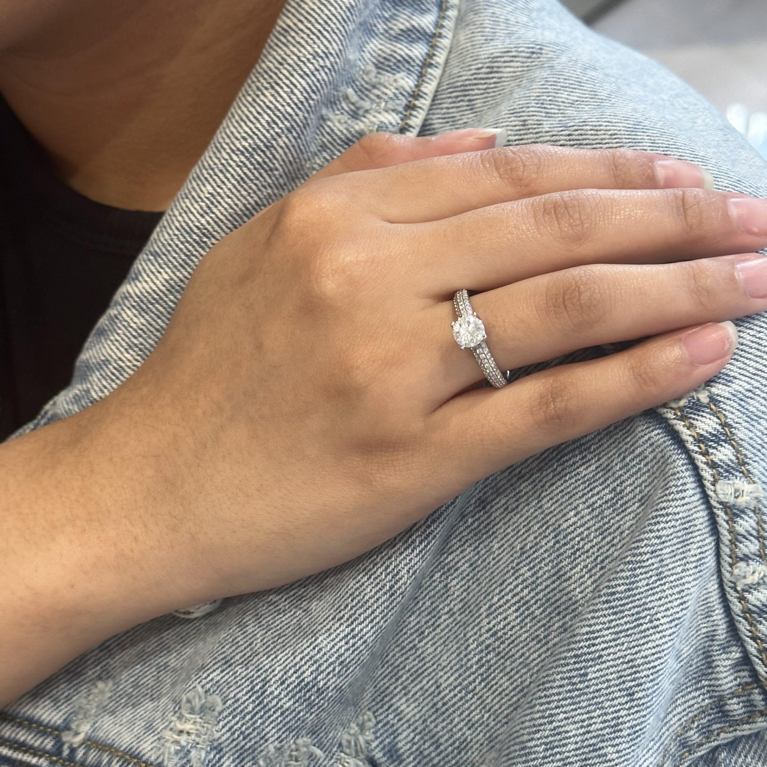 Anello di fidanzamento con diamante rotondo certificato GIA da 1 centesimo in oro bianco 18 carati, misurabile In condizioni buone in vendita a Miami, FL