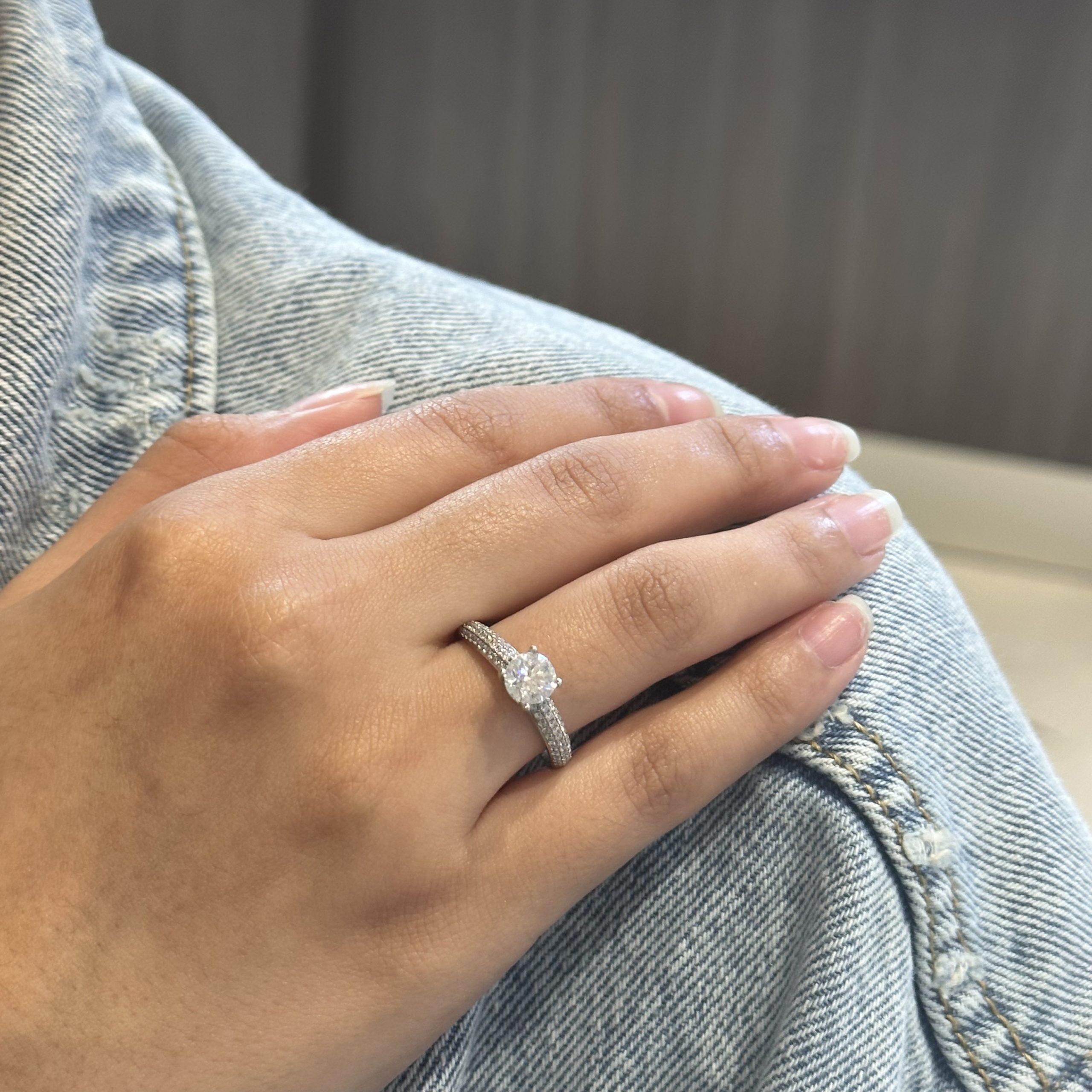 Donna Anello di fidanzamento con diamante rotondo certificato GIA da 1 centesimo in oro bianco 18 carati, misurabile in vendita