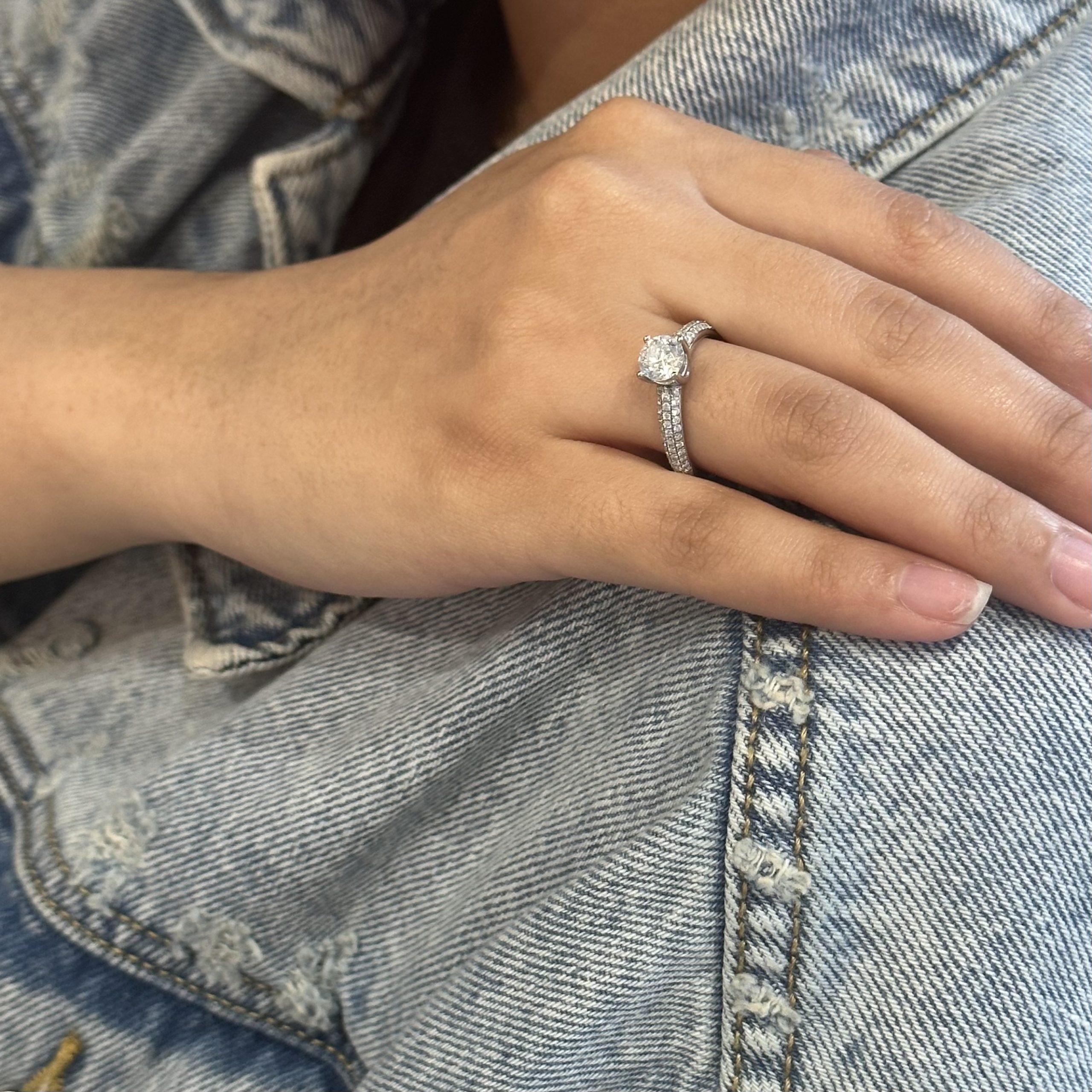 Anello di fidanzamento con diamante rotondo certificato GIA da 1 centesimo in oro bianco 18 carati, misurabile in vendita 1