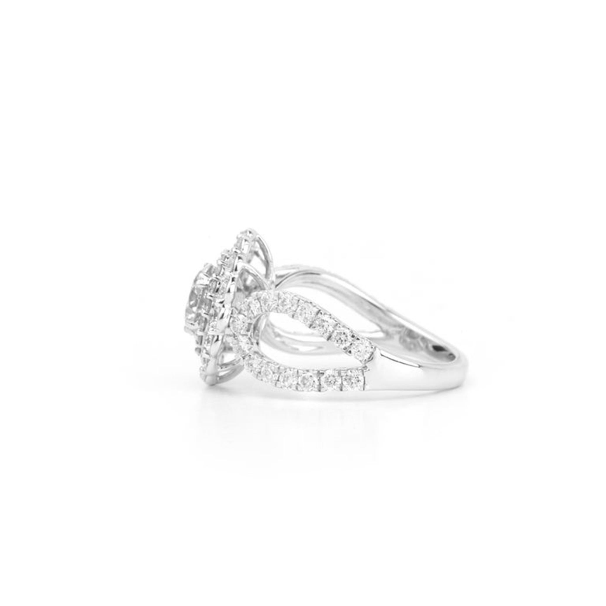 Bague en or blanc 18 carats certifiée par le GIA, avec double halo de diamants taille ronde de 1 carat en vente 1