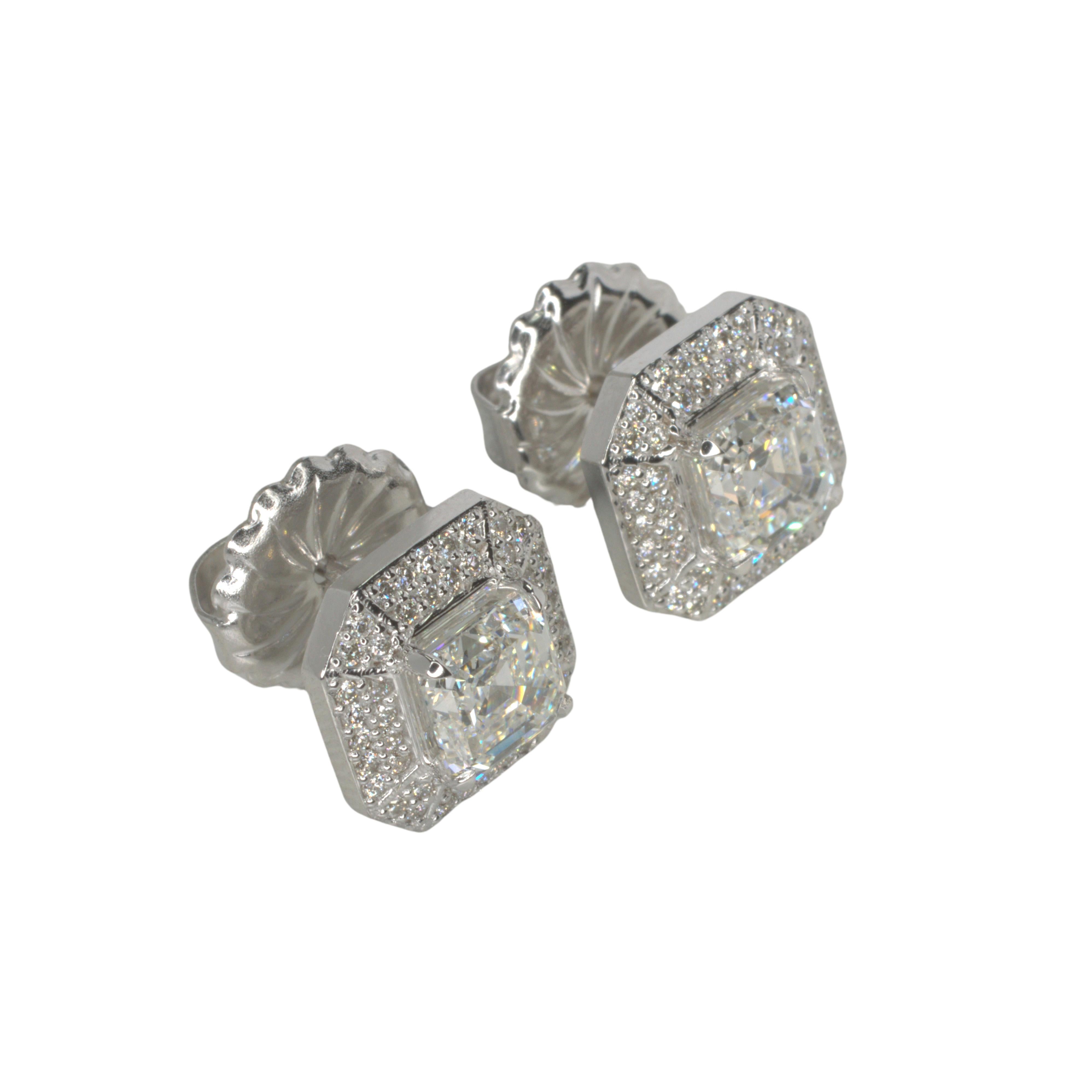 Contemporaneo Orecchini a perno in oro bianco 14K con diamante Asscher certificato GIA da 2 carati e doppio alone in vendita
