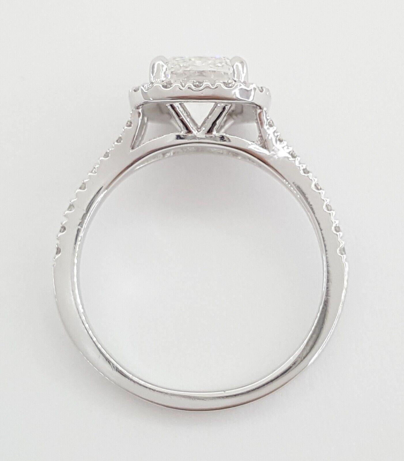 exquisiter Verlobungsring aus Platin mit einem atemberaubenden Halo-Diamanten im länglichen Brillantschliff. Dieses von unserem erfahrenen Juwelier in Perfektion gefertigte Meisterwerk besticht durch Eleganz und Raffinesse.

Dieser Ring in Größe 6,5