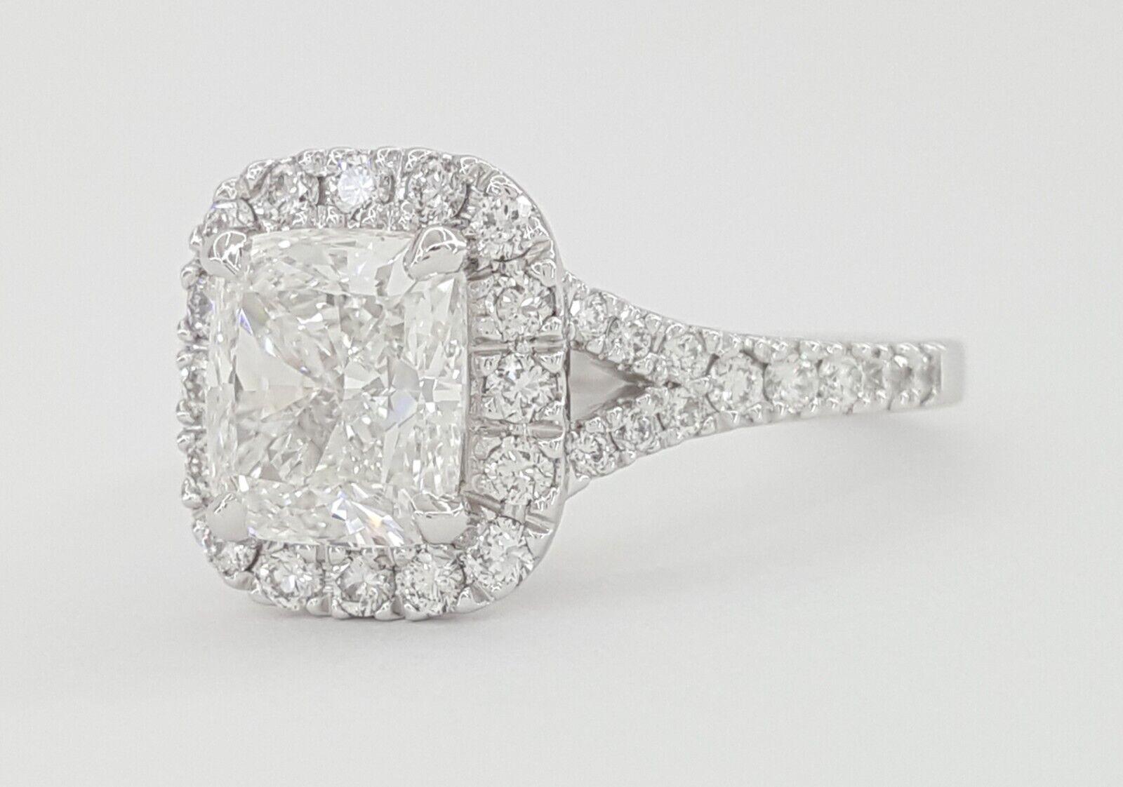 Moderne Bague en diamant certifié GIA de 2 carats à taille coussin en vente