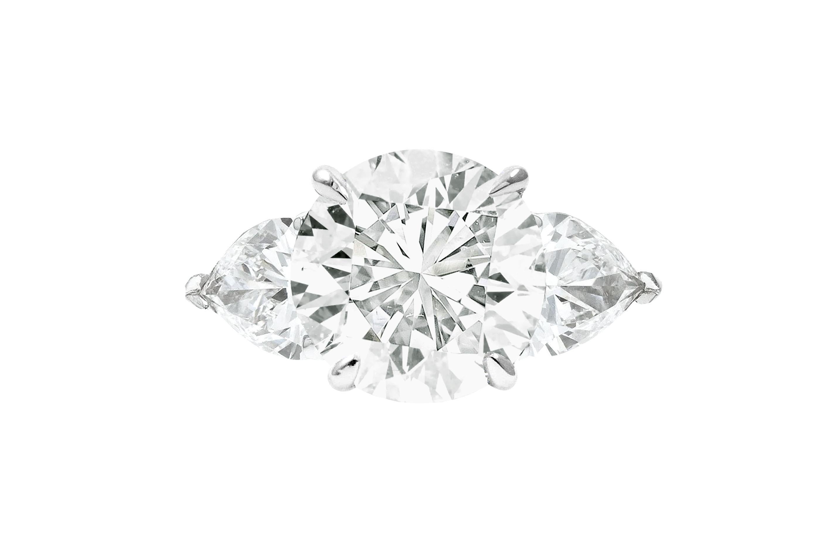 Schmücken Sie sich mit der zeitlosen Eleganz dieses GIA-zertifizierten 2-Karat-Rundschliff-Diamantrings, der von zwei exquisiten Seitensteinen im Birnenschliff akzentuiert wird. Das Herzstück dieses bezaubernden Rings ist ein brillanter