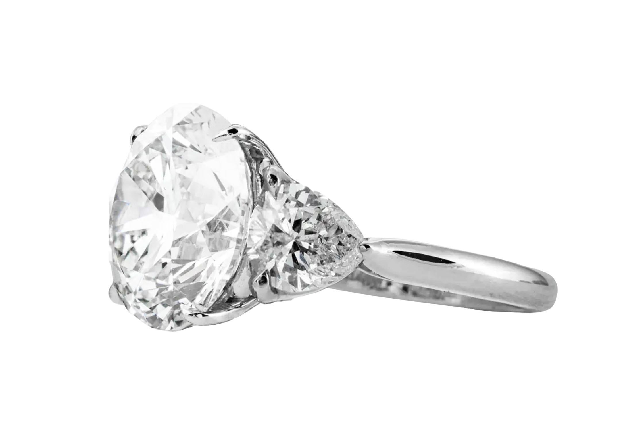GIA Certified 2 Carat Round Cut Diamond with 2 Pear Cut Side Stones 18K gold In New Condition For Sale In Rome, IT