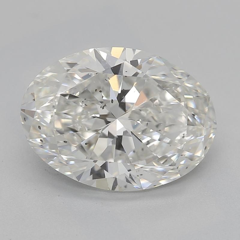 Fabricado a mano en Nueva York, este exquisito anillo de diamantes presenta un cautivador diseño que combina la inspiración vintage con la elegancia moderna. En su corazón, un impresionante diamante ovalado, de 2 , exhibe un prístino G y un notable