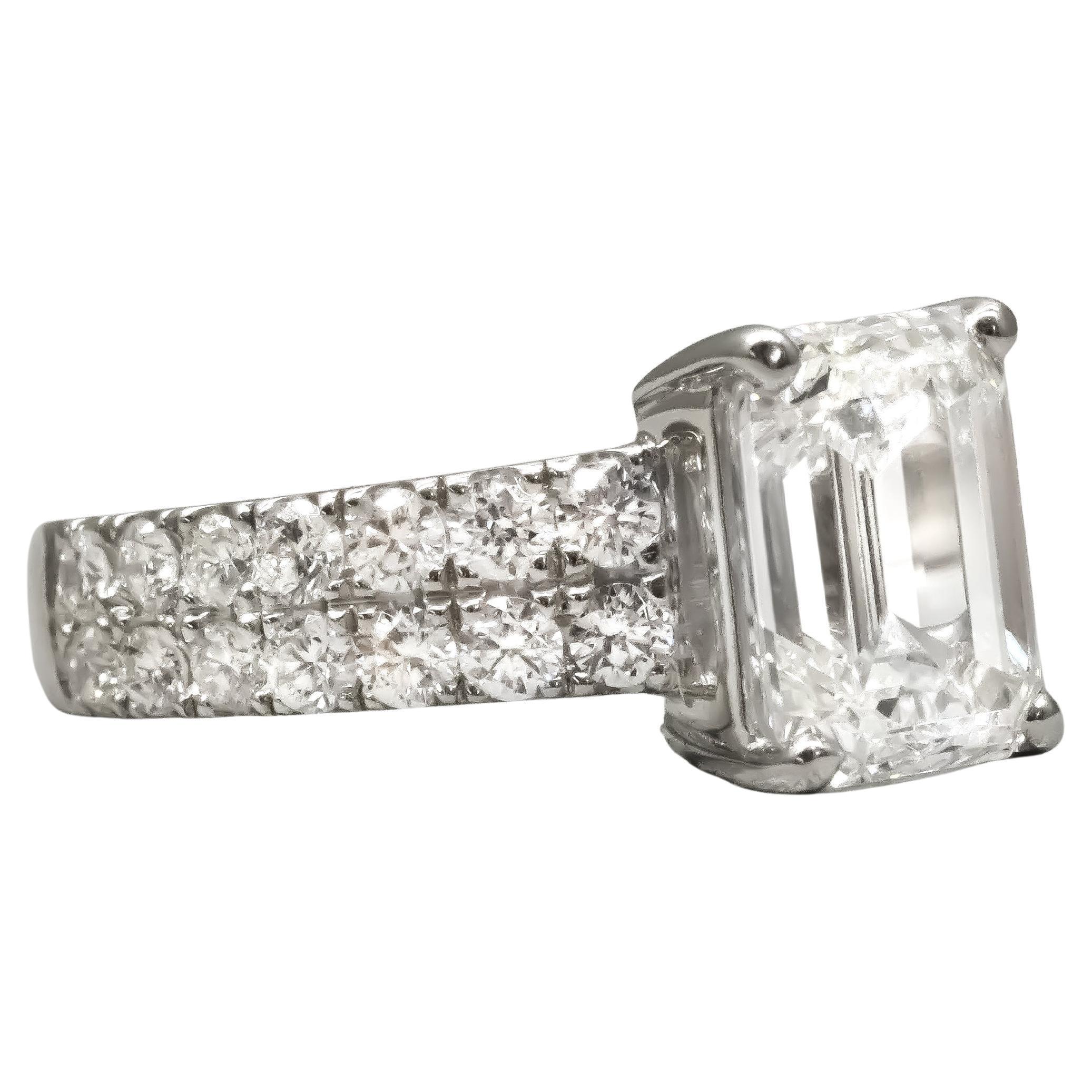 We proudly present this extraordinary ring, a work of art of rare beauty. The platinum setting, with its timeless elegance, embodies luxury and sophistication.

But the true heart of this creation is the main diamond, a magnificent 2-carat