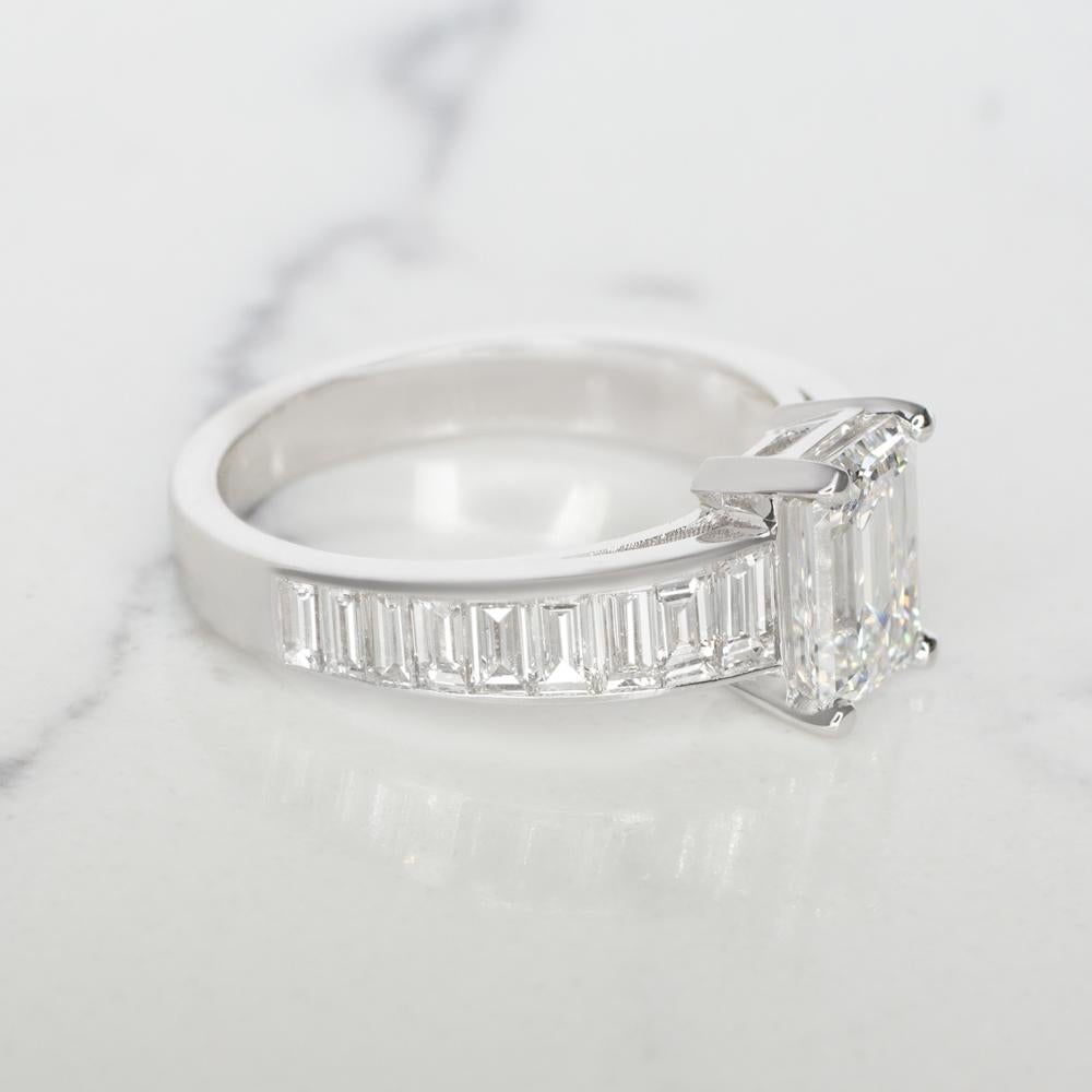Moderne Bague en platine certifiée GIA avec diamant taille émeraude de 2 carats en vente