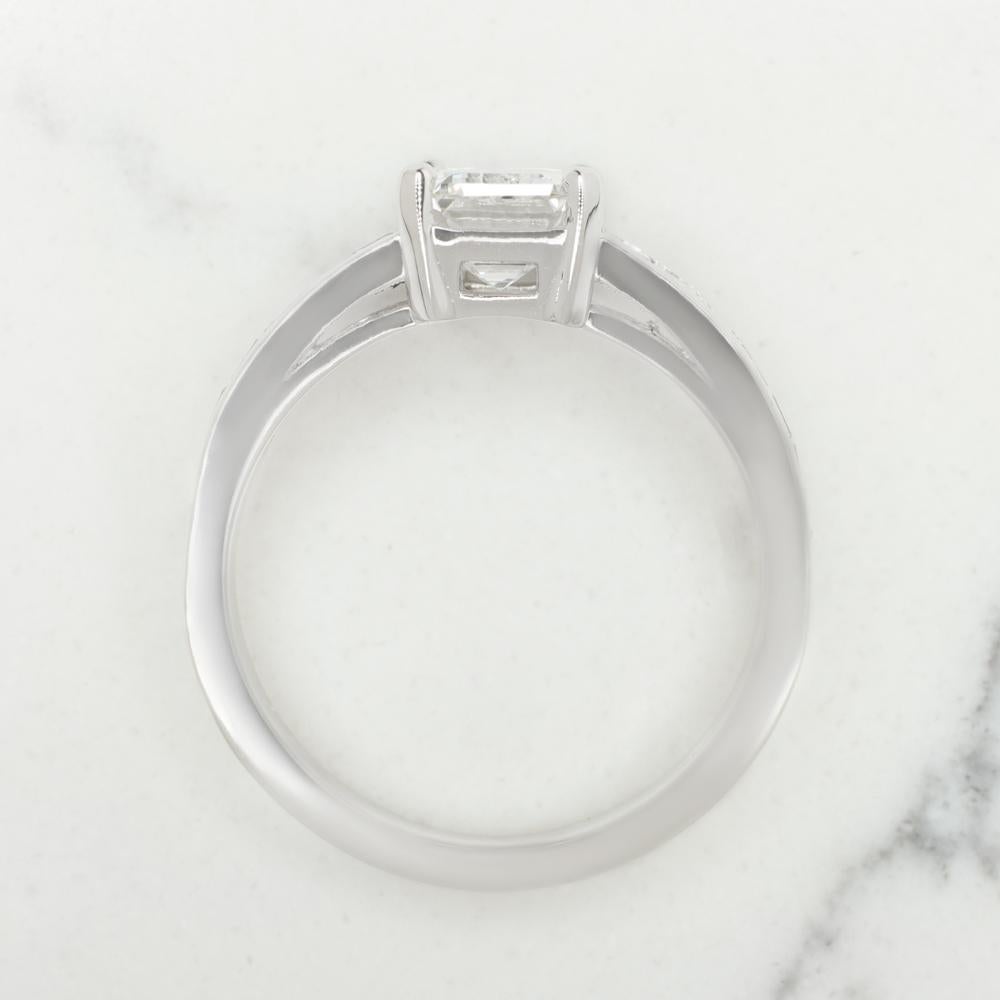 Taille émeraude Bague en platine certifiée GIA avec diamant taille émeraude de 2 carats en vente