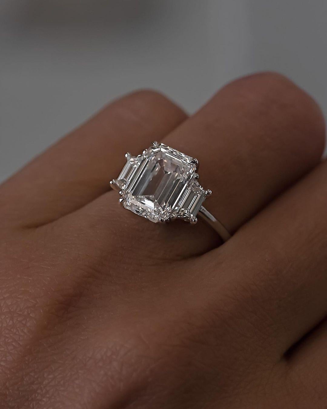 Beautiful ring in solid 18kt white gold, its 2 carat main stone is graded D color and VVS1 in clarity.

Stones with this type of qualification by GIA are very white and have no inclusion, which is highly appreciated in the emerald cut diamonds.

The