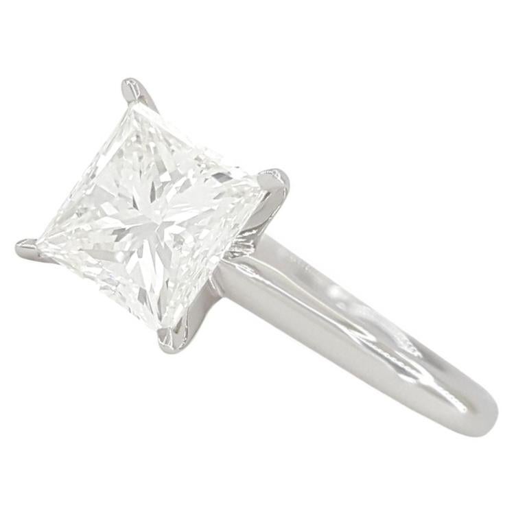 Moderne GIA Certified 2 Carat F Color Princesse Cut Diamond Solitaire 18K Gold Ring en vente