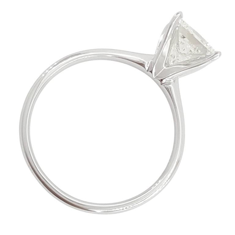 Taille princesse GIA Certified 2 Carat F Color Princesse Cut Diamond Solitaire 18K Gold Ring en vente