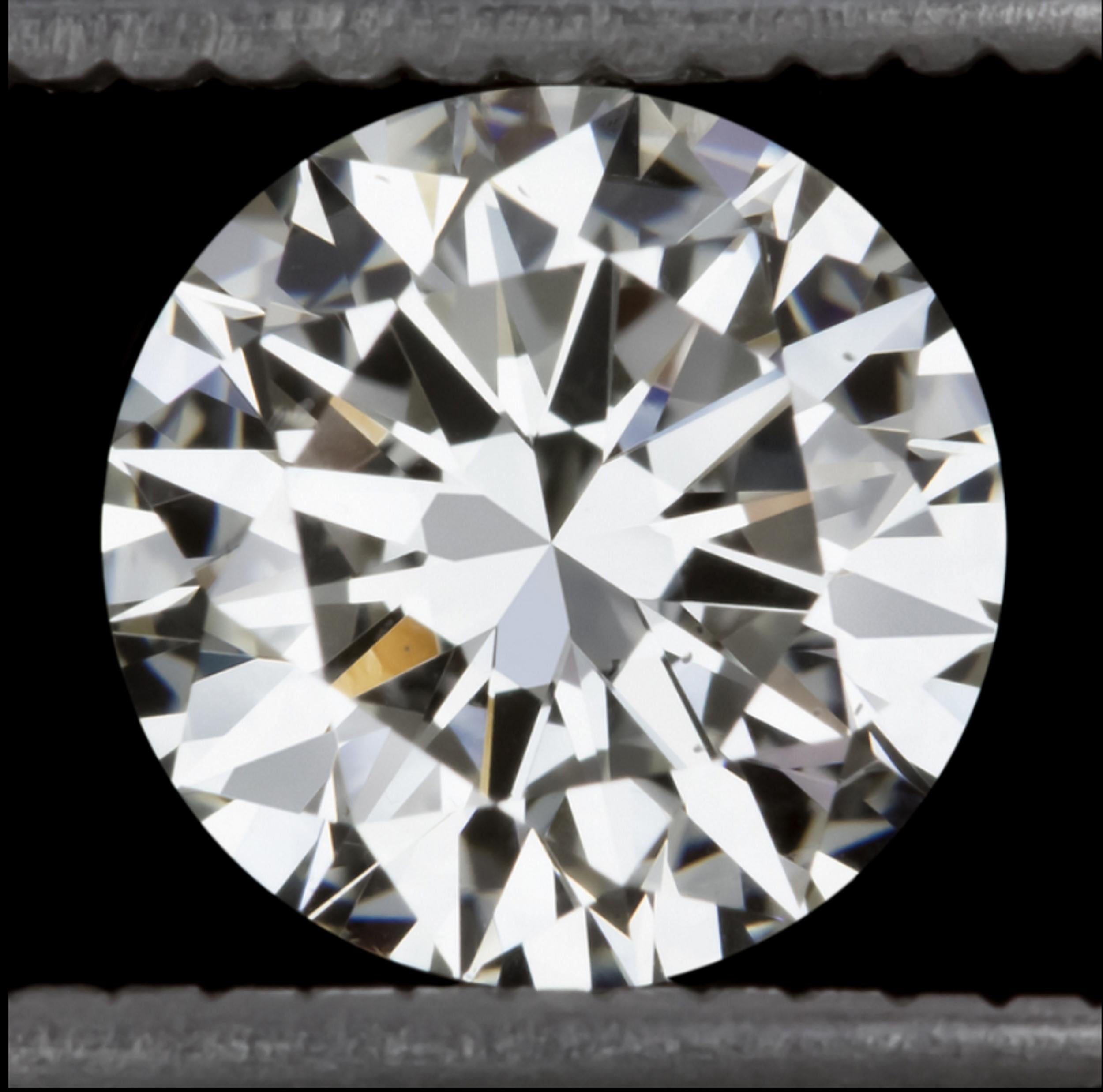 Taille ronde Bague en or 18 carats avec triple diamant ex-certifié GIA de 2 carats de couleur F et de taille ronde VS2 en vente