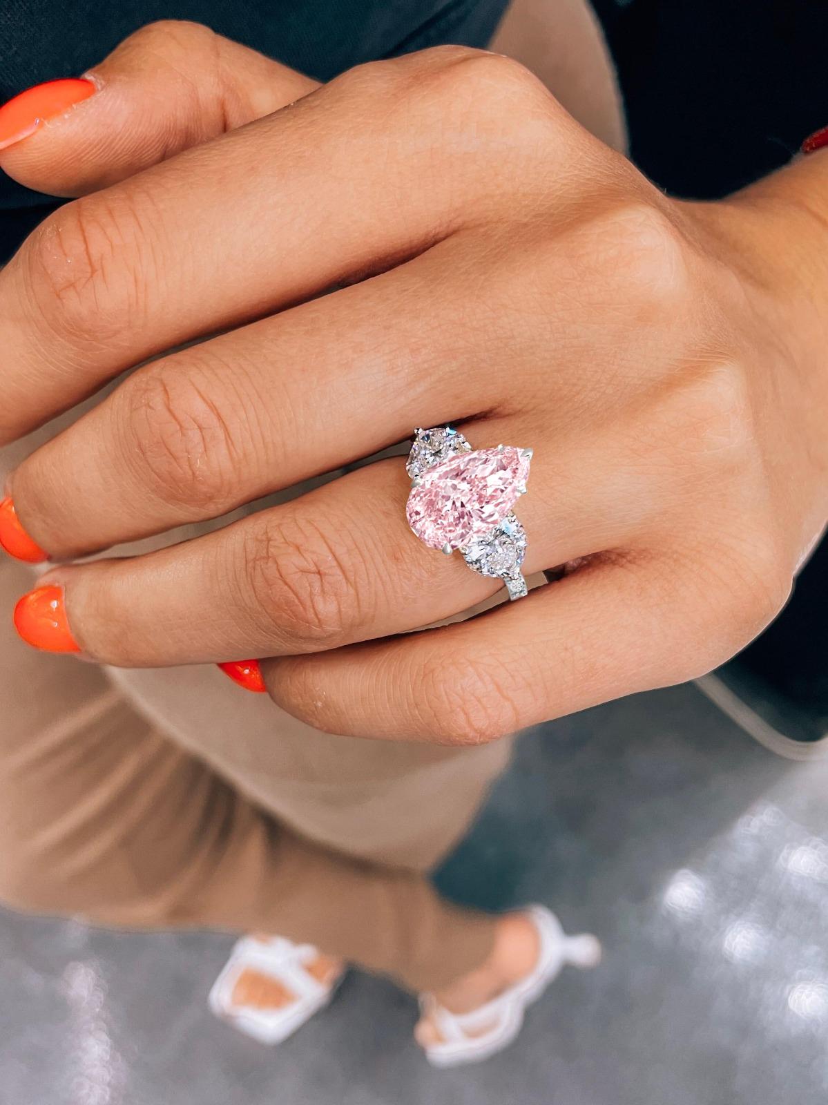 From Antinori di Sanpietro ROMA, this 2-carat fancy light pink pear shape Diamond GIA certified (see certificate picture for detailed stone's information).

Along the shank 0.80ct heart cut diamonds completing a stylish and outstanding Antinori di