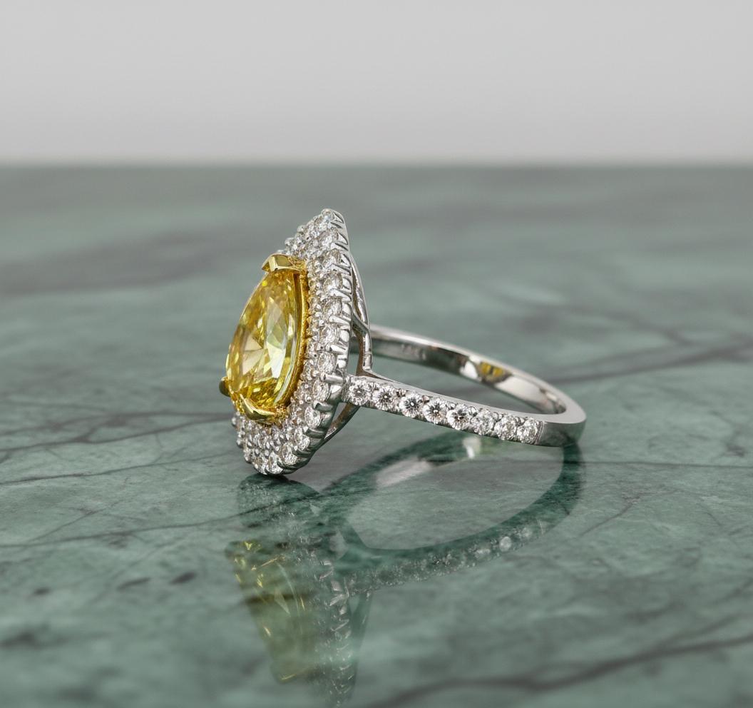 Taille poire Bague double halo en or 18 carats certifiée GIA et ornée d'un diamant jaune clair fantaisie de 2 carats en vente