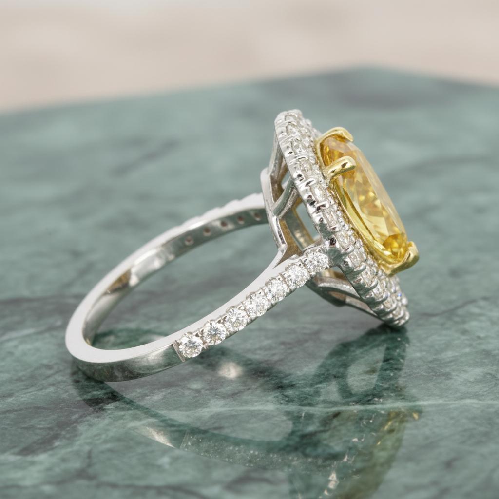 Bague double halo en or 18 carats certifiée GIA et ornée d'un diamant jaune clair fantaisie de 2 carats Neuf - En vente à Chicago, IL