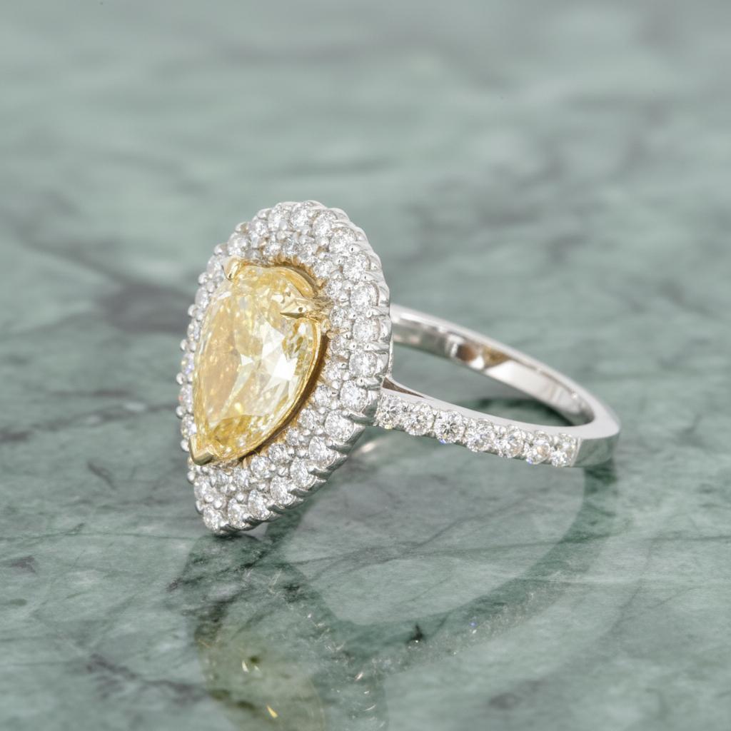 Bague double halo en or 18 carats certifiée GIA et ornée d'un diamant jaune clair fantaisie de 2 carats Unisexe en vente