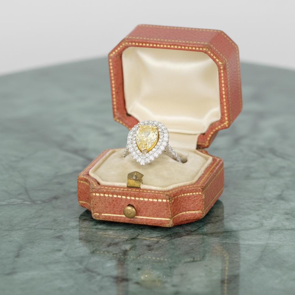 Bague double halo en or 18 carats certifiée GIA et ornée d'un diamant jaune clair fantaisie de 2 carats en vente 1