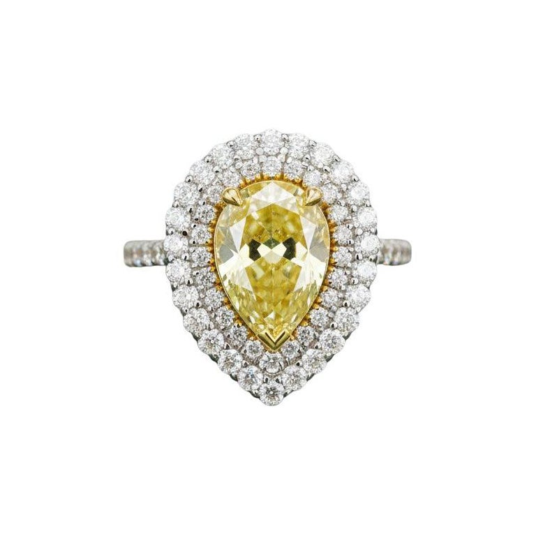 Bague double halo en or jaune et blanc 18 carats avec diamant jaune clair fantaisie

Cette magnifique bague est ornée en son centre d'un époustouflant diamant Fancy Light Yellow de 2 carats, certifié par le GIA. Le diamant, taillé de manière experte