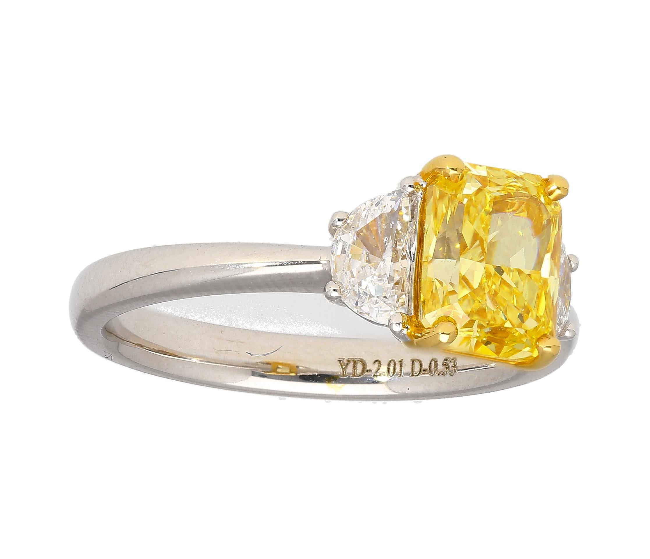 GIA Certified 2 Karat Fancy Vivid Yellow Radiant Cut Diamond 3-Stein-Ring (Moderne) im Angebot
