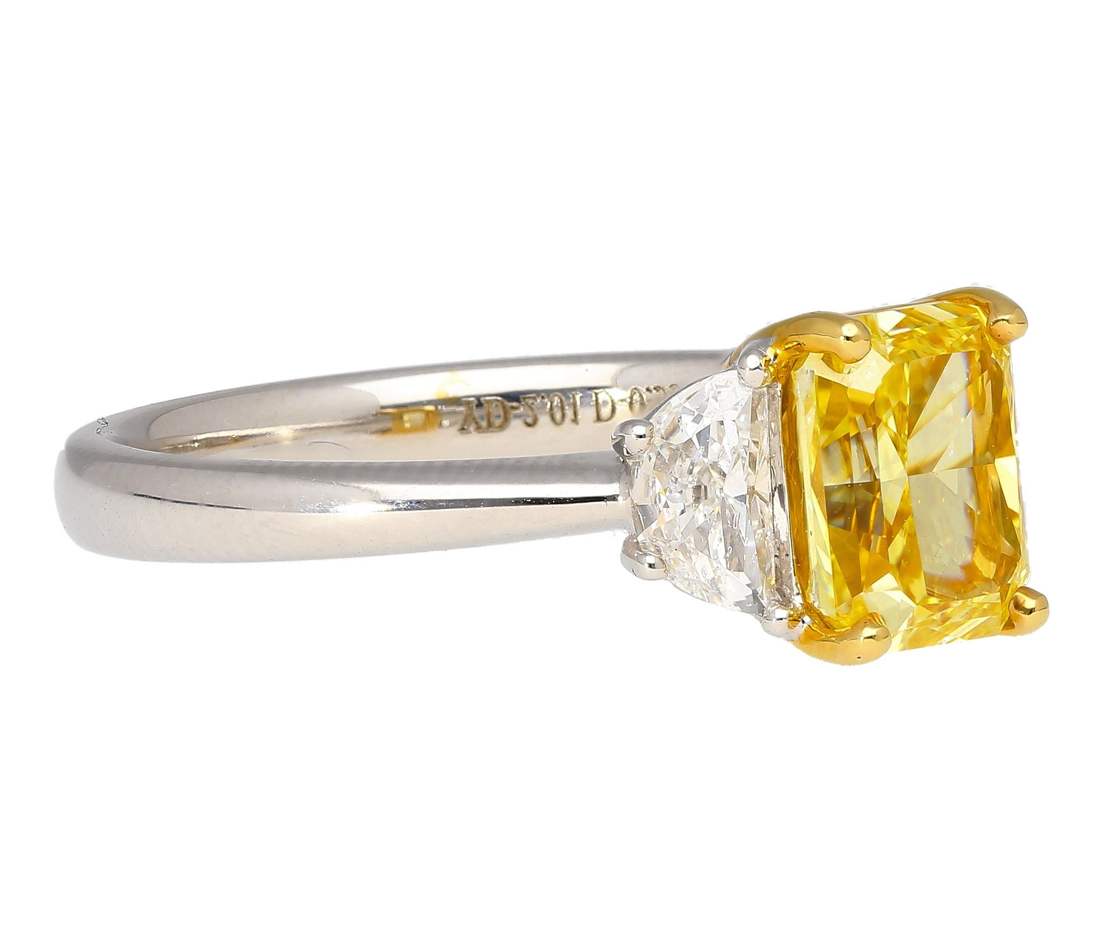 GIA Certified 2 Karat Fancy Vivid Yellow Radiant Cut Diamond 3-Stein-Ring (Radiantschliff) im Angebot