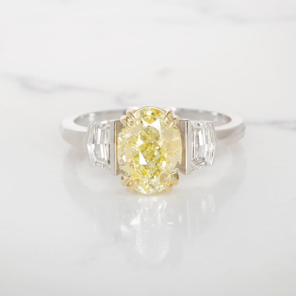 Moderne Bague à trois pierres en diamants ovales jaunes fantaisie de 2 carats certifiés GIA en vente