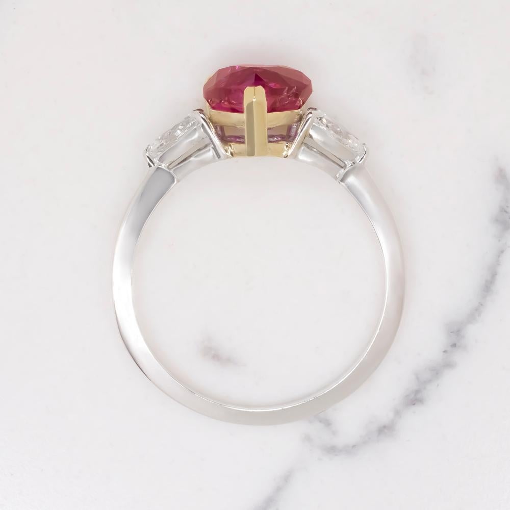 Anillo de rubí rojo vivo de Birmania en forma de corazón de 2 quilates certificado por el GIA Contemporáneo en venta